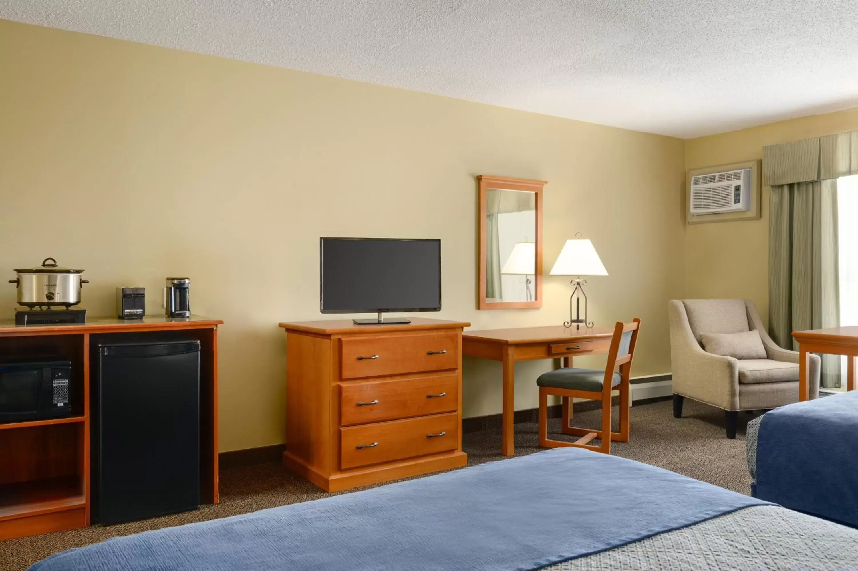 Bedroom, TV/Entertainment Center in Travelodge by Wyndham Edson