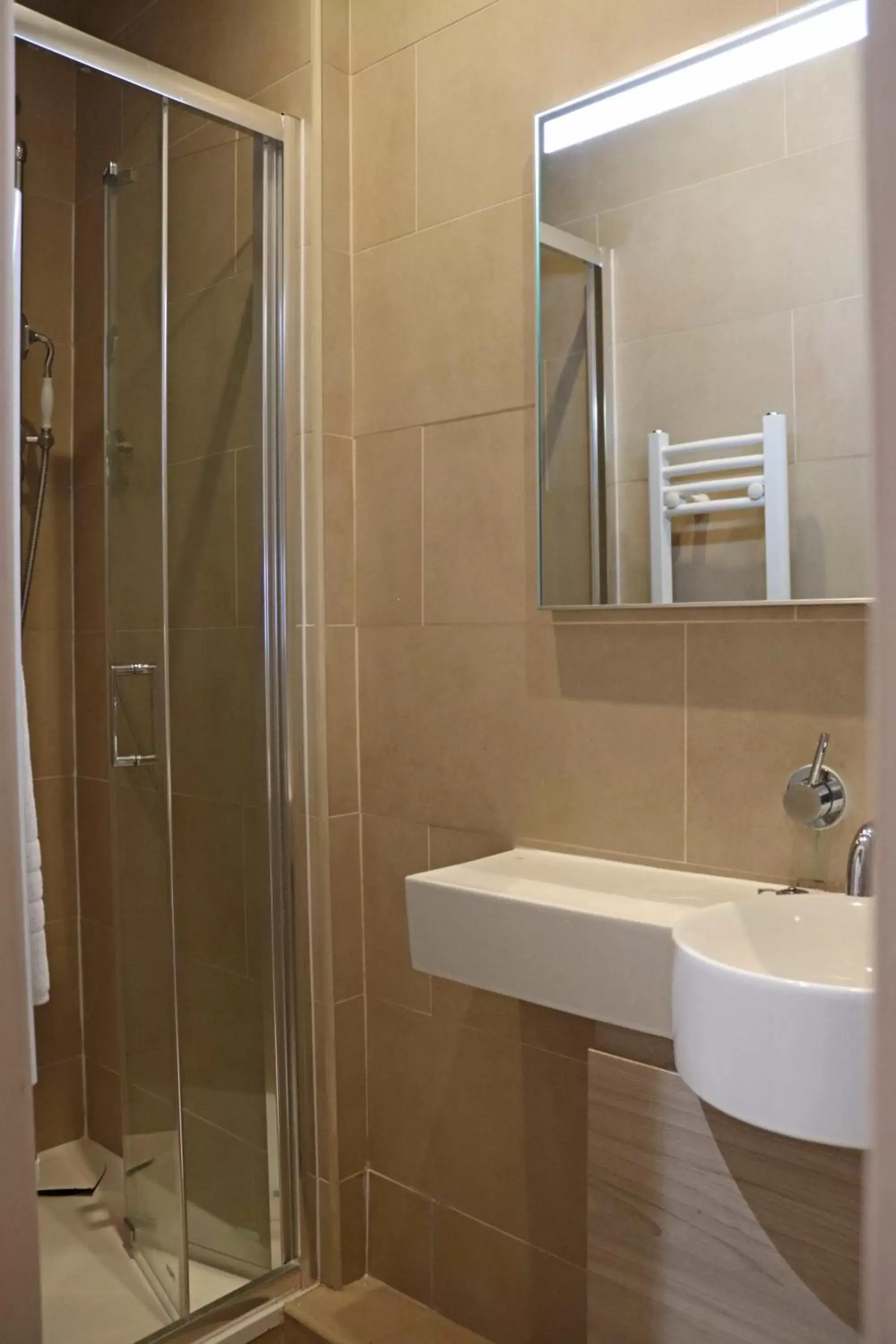 Shower, Bathroom in Shillingford Bridge Hotel