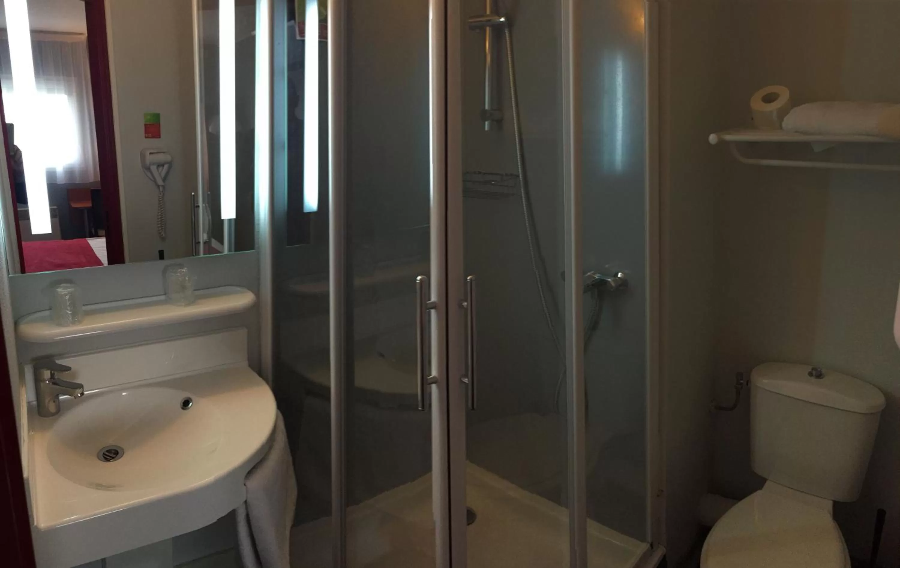 Bathroom in initial by balladins Amiens / Longueau