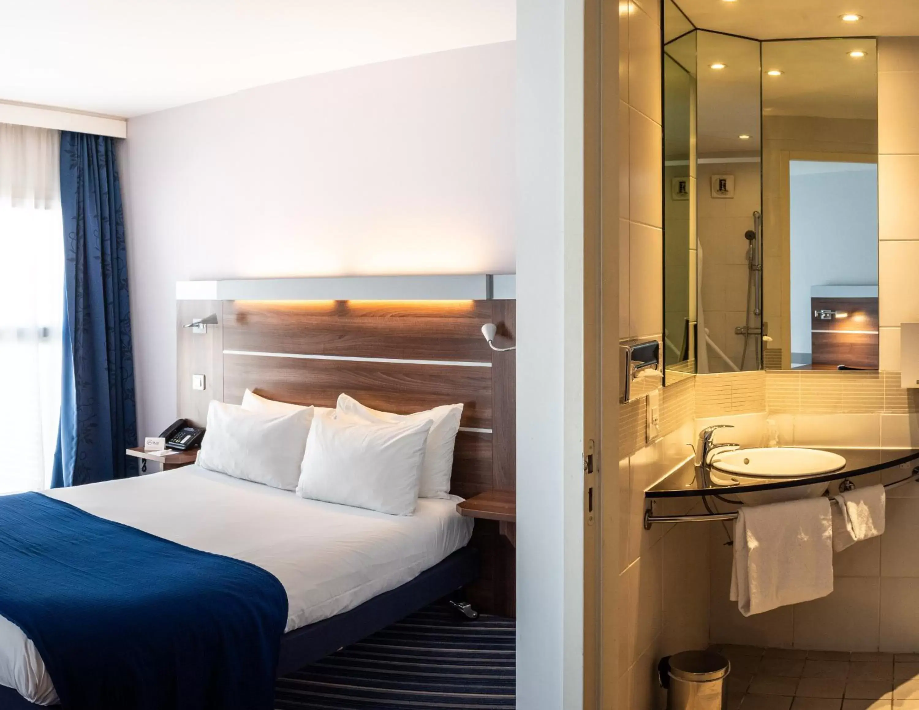 Photo of the whole room, Bathroom in Holiday Inn Express Marseille Saint Charles, an IHG Hotel