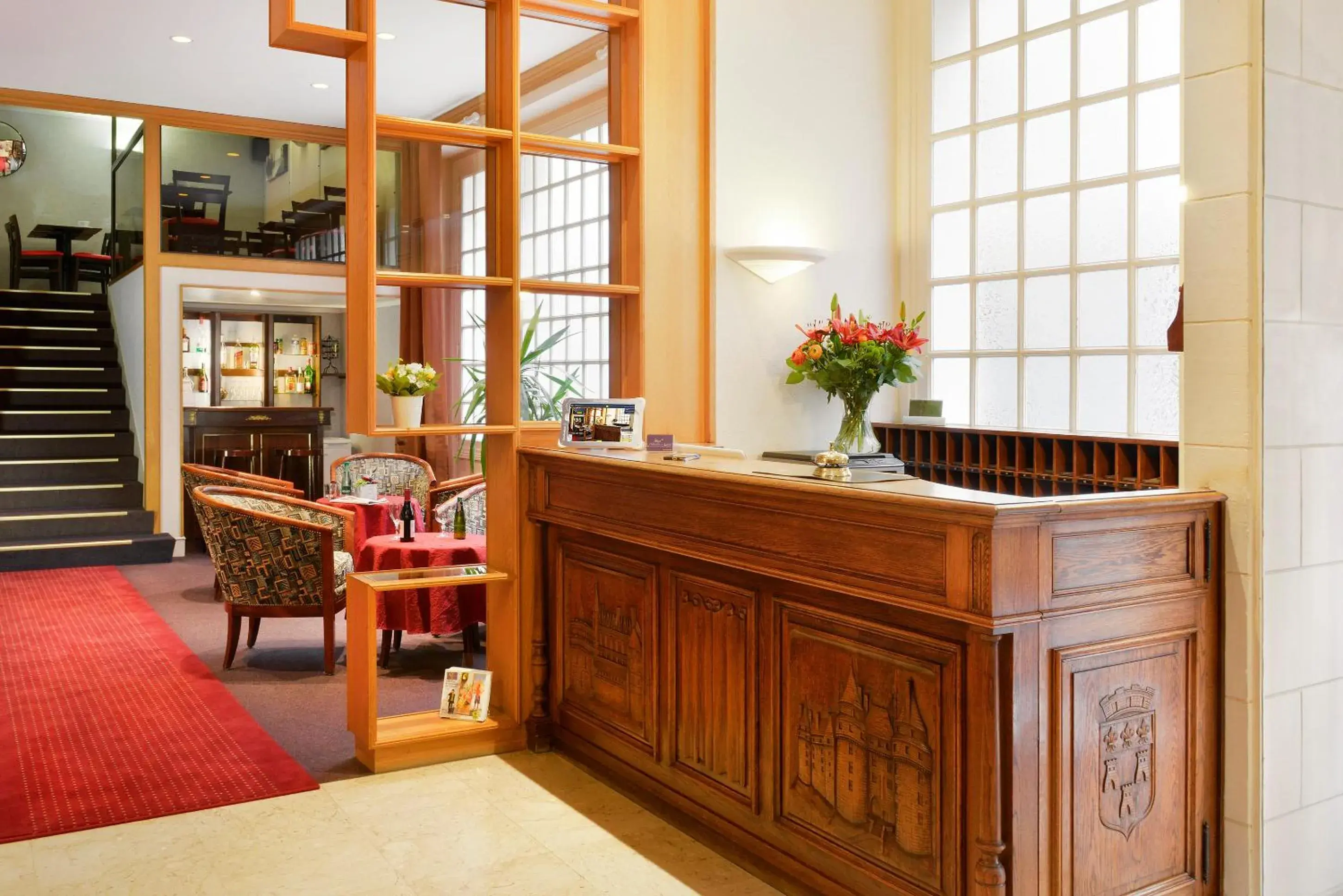 Library, Lobby/Reception in Logis Hôtel Des Châteaux De La Loire