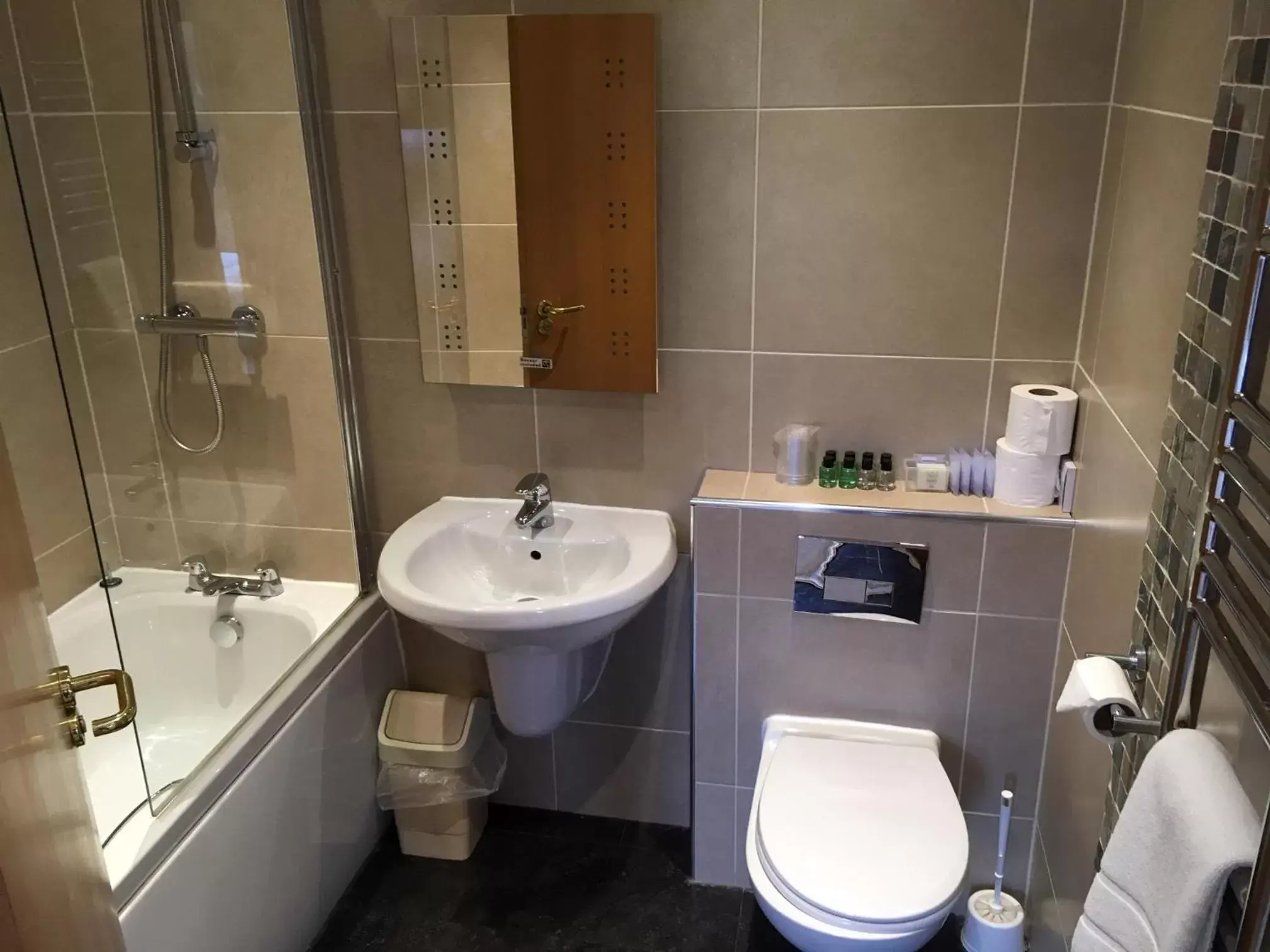 Bathroom in Standing Stones Hotel