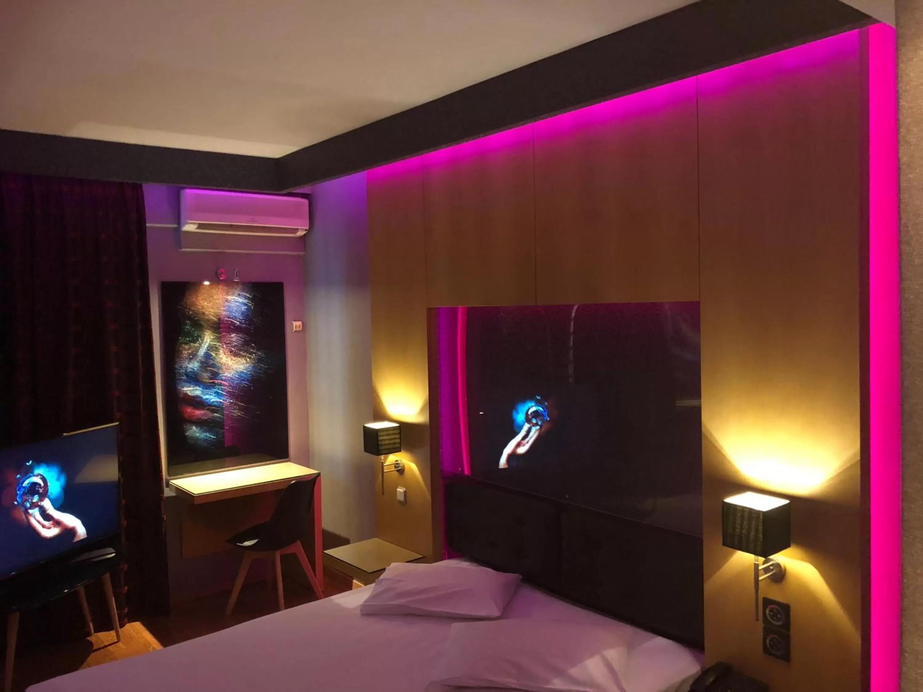 Bed in Olympic Hotel