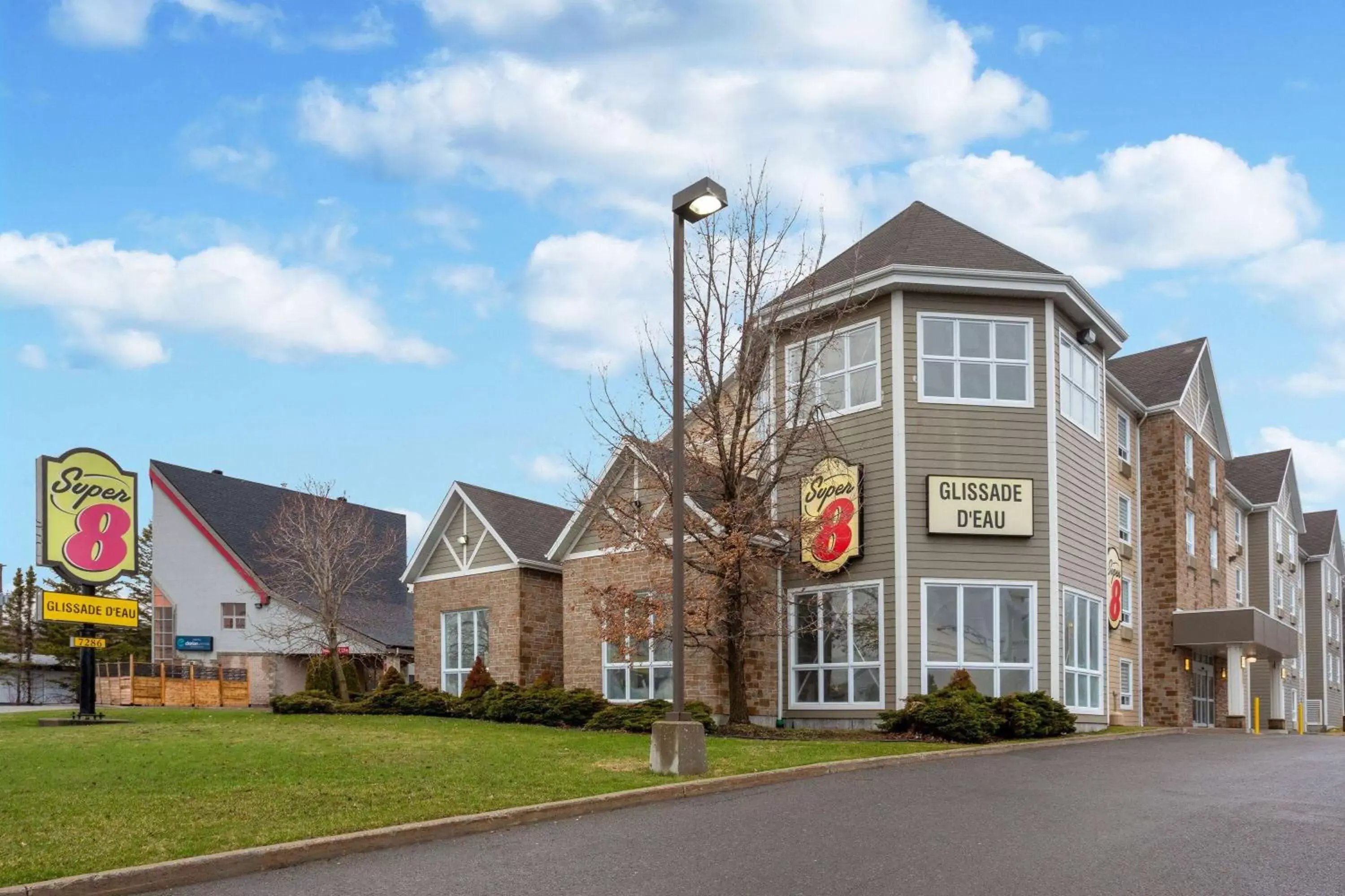 Property building in Super 8 by Wyndham Quebec City Property building in Super 8 by Wyndham Quebec City