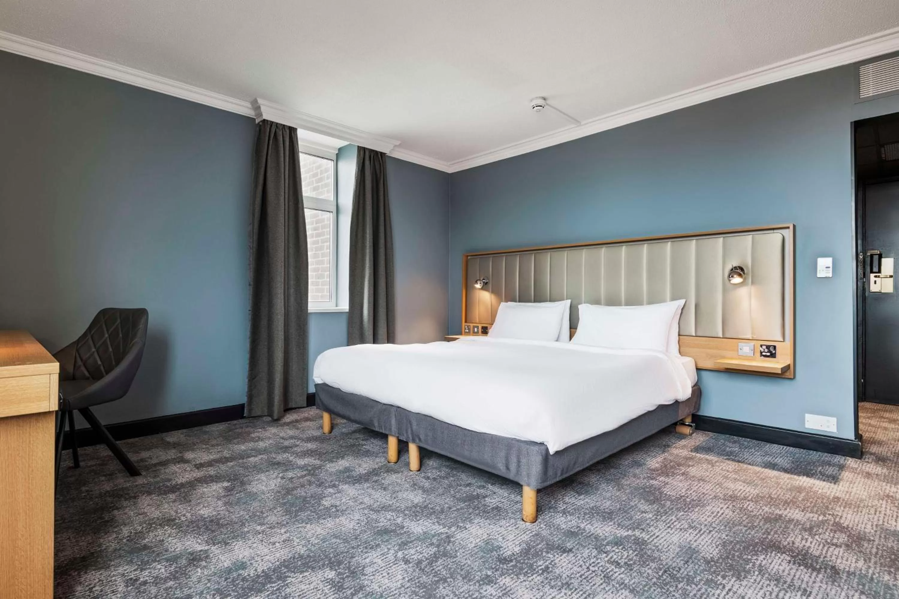 Photo of the whole room, Bed in Radisson Hotel York