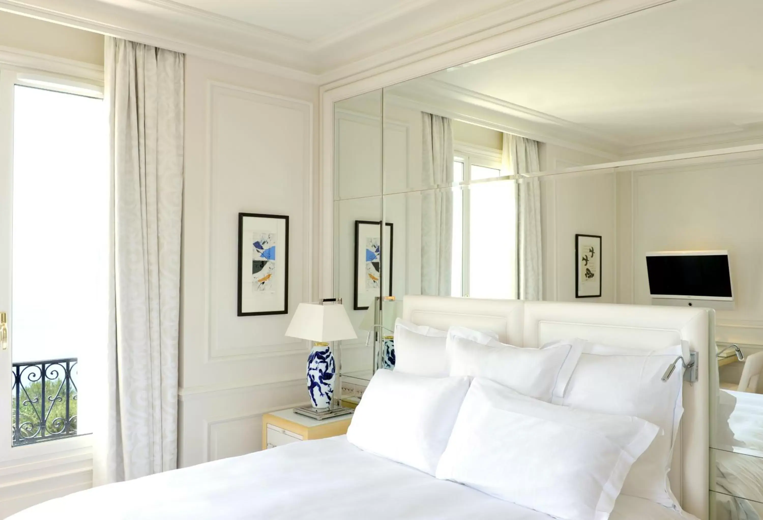 Bed in Grand-Hôtel du Cap-Ferrat, A Four Seasons Hotel