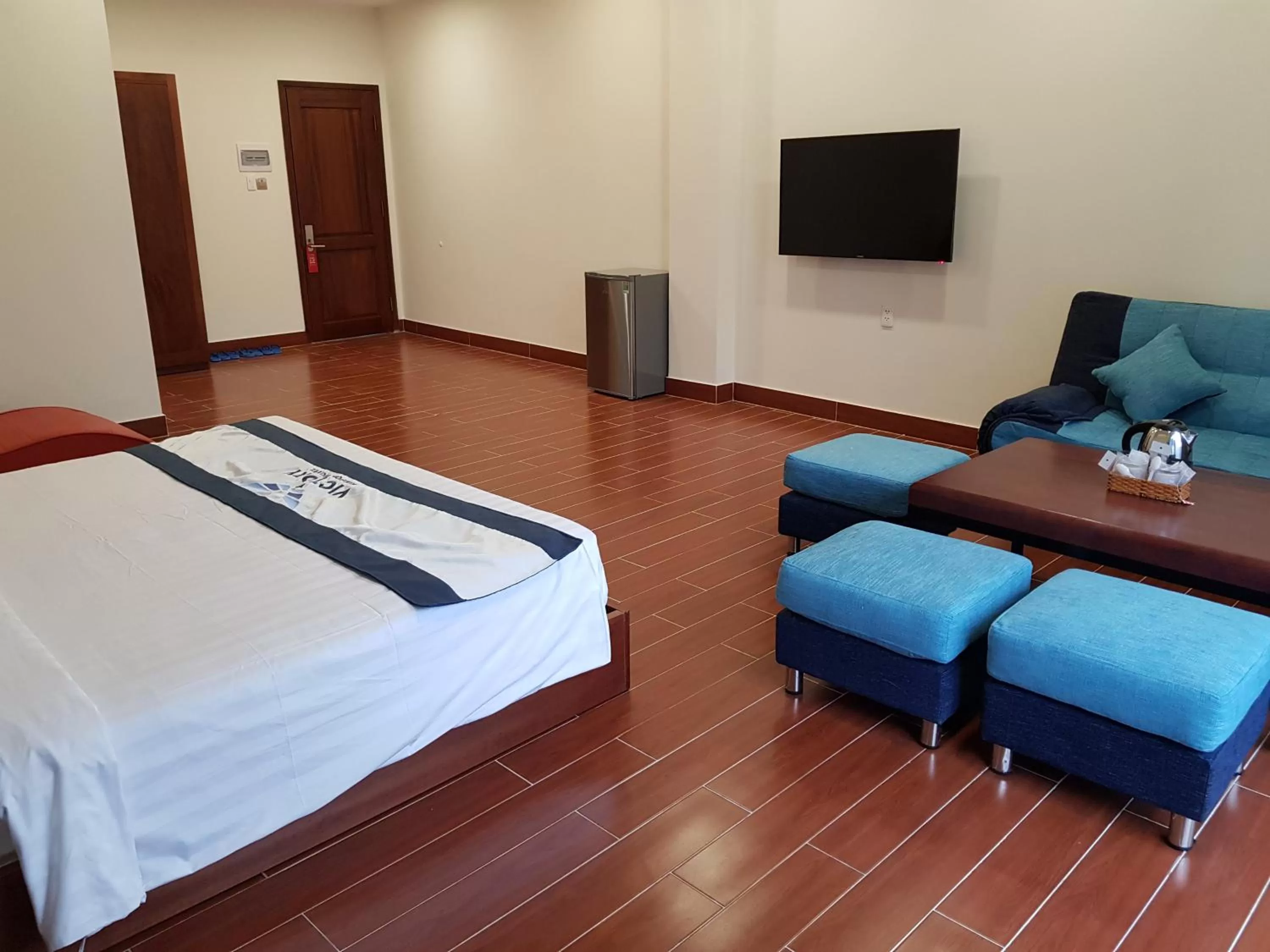 Communal lounge/ TV room, Bed in Victory Airport Hotel
