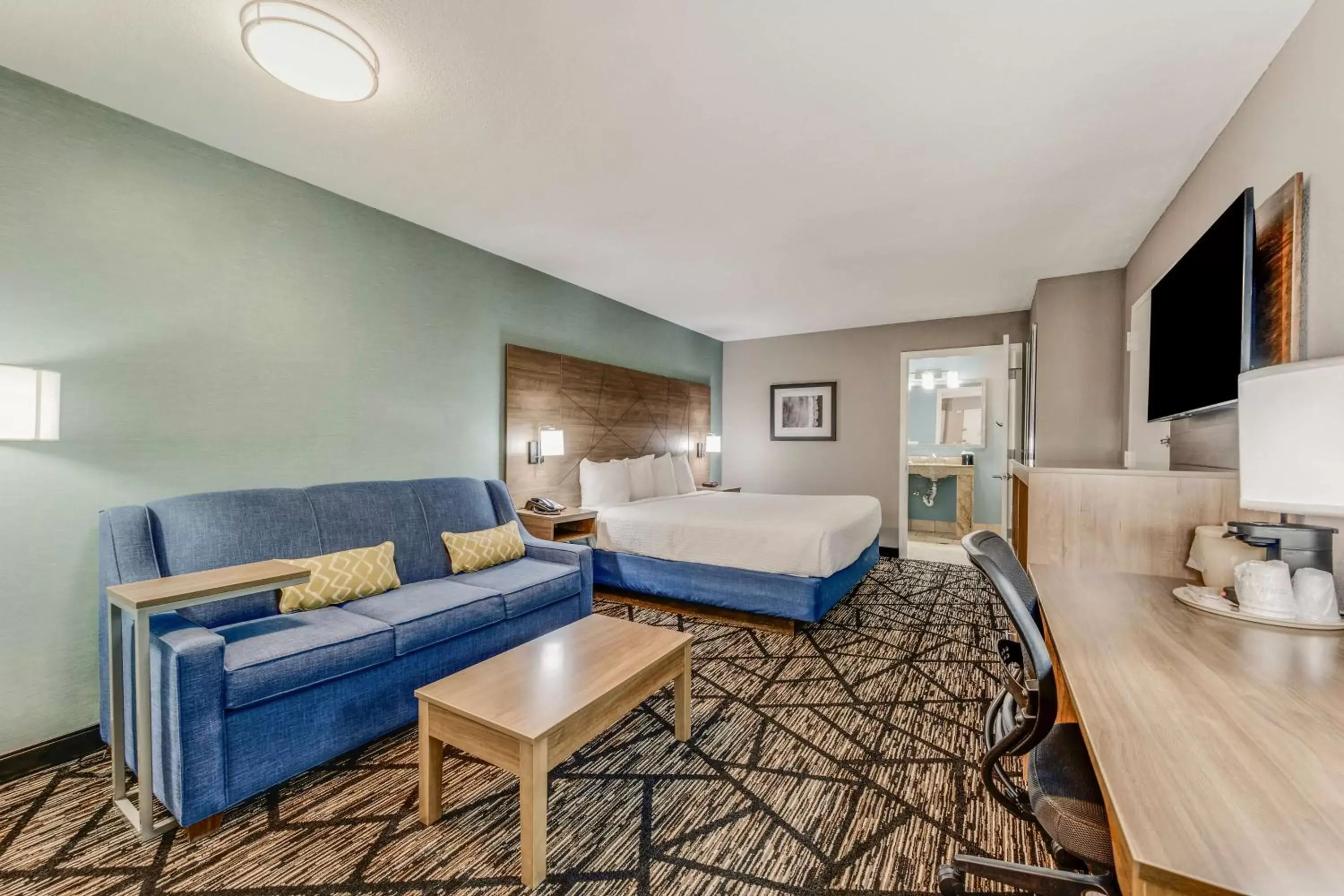 Bedroom, Seating Area in Best Western Huntsville