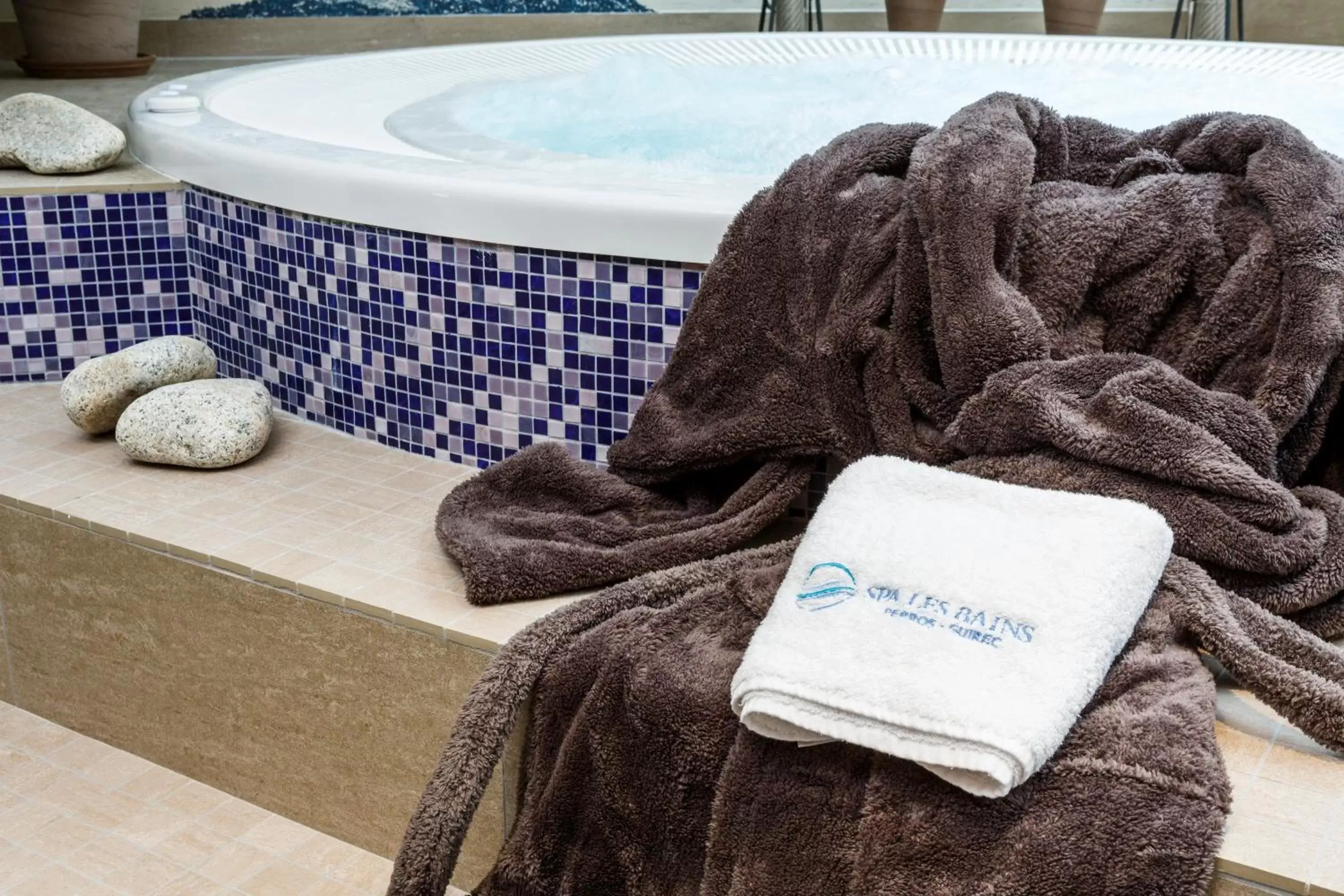 Hot Tub, Bathroom in Best Western Les Bains Hotel et SPA