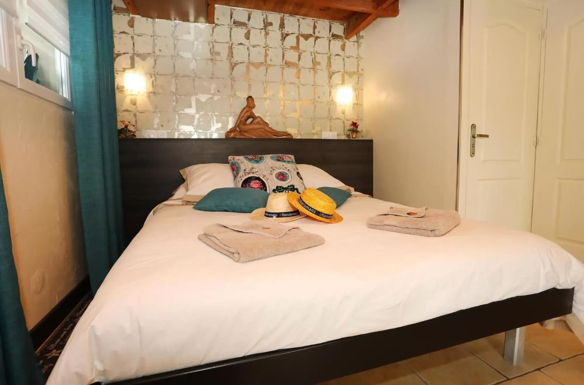 Bedroom, Bed in Maison d'Hôtes et Roulotte" Le 6 Bis"