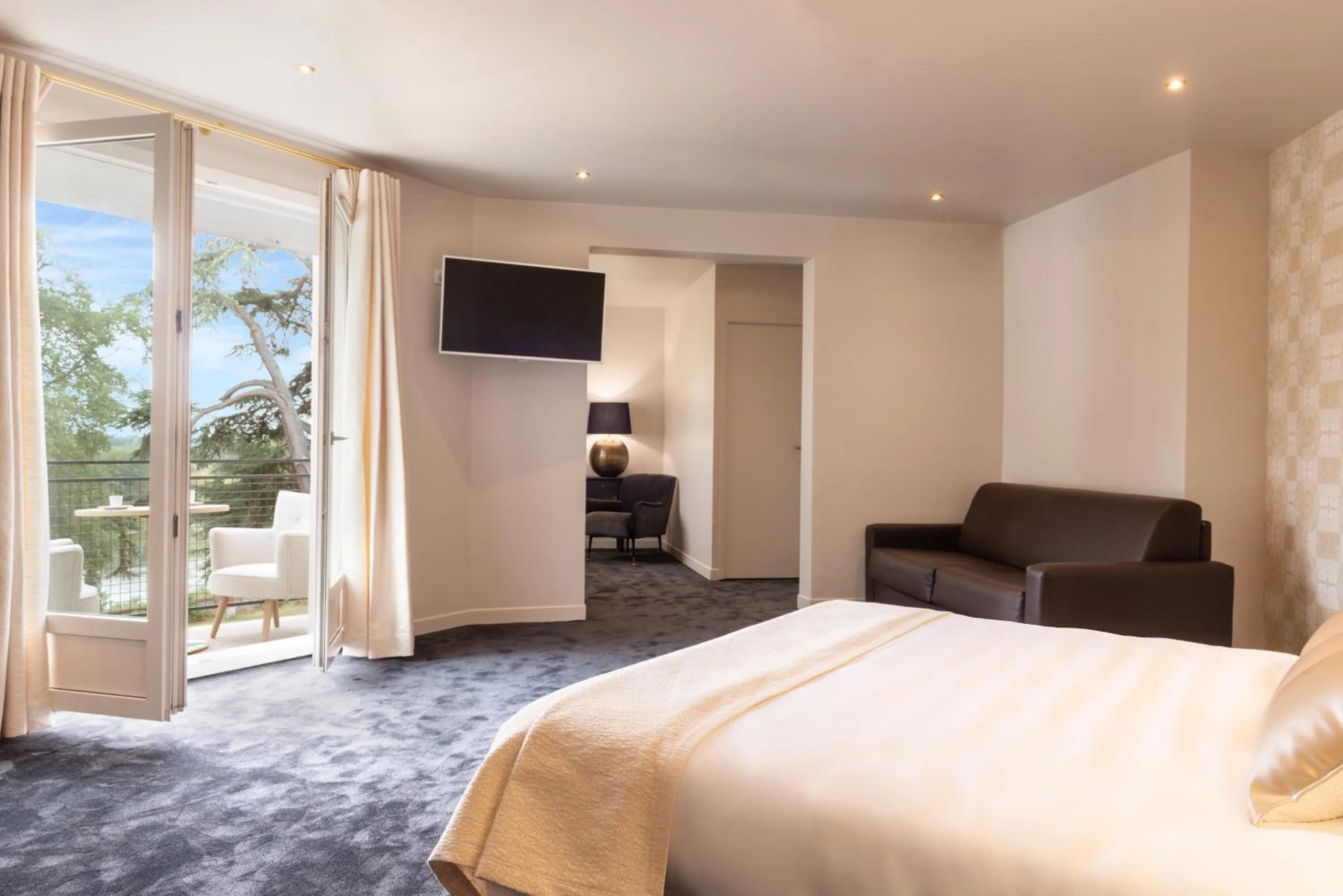 Bedroom, Bed in The Originals Boutique, Parc Hôtel, Orléans Sud