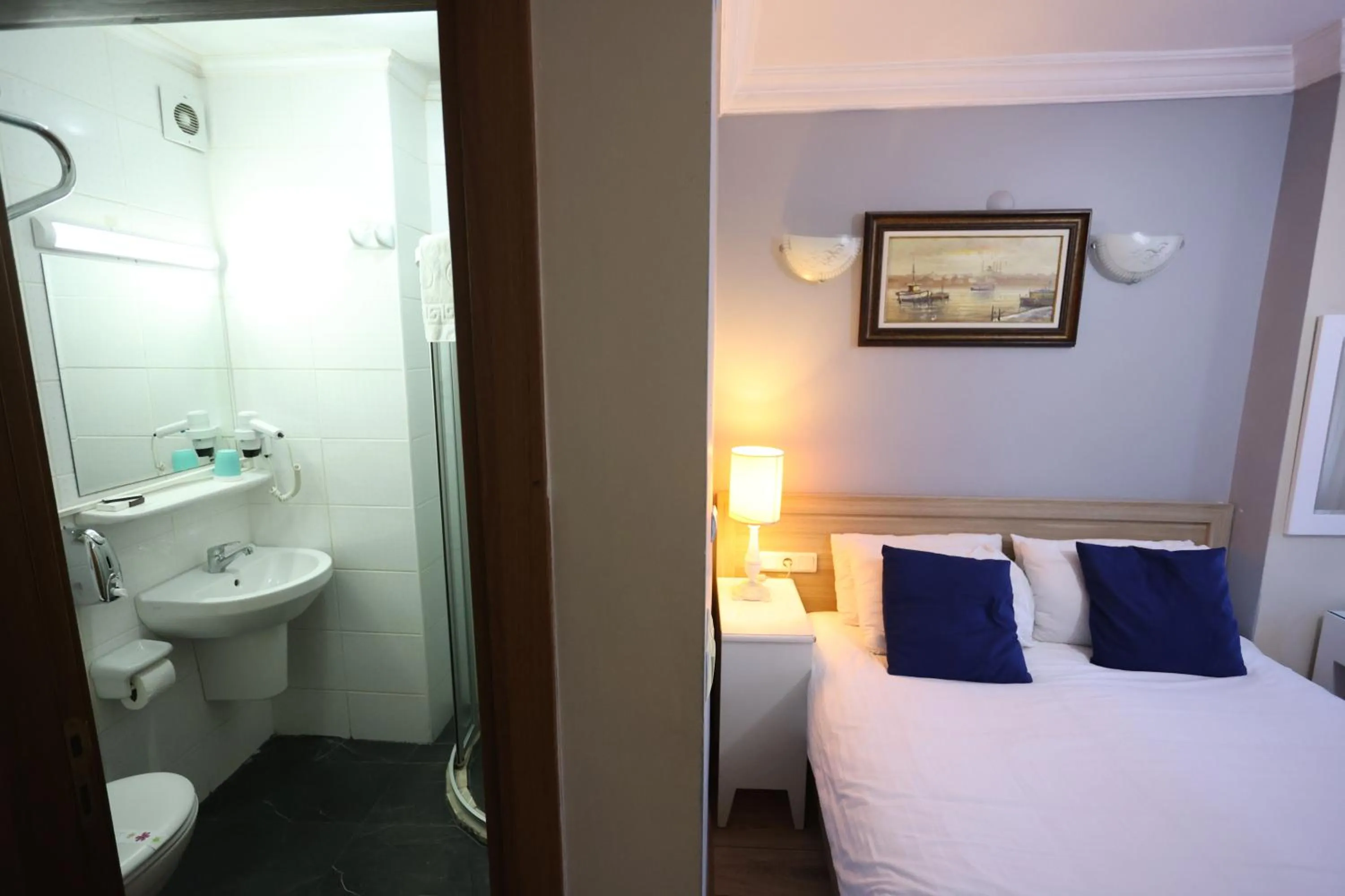 Shower, Bed in Arven Hotel