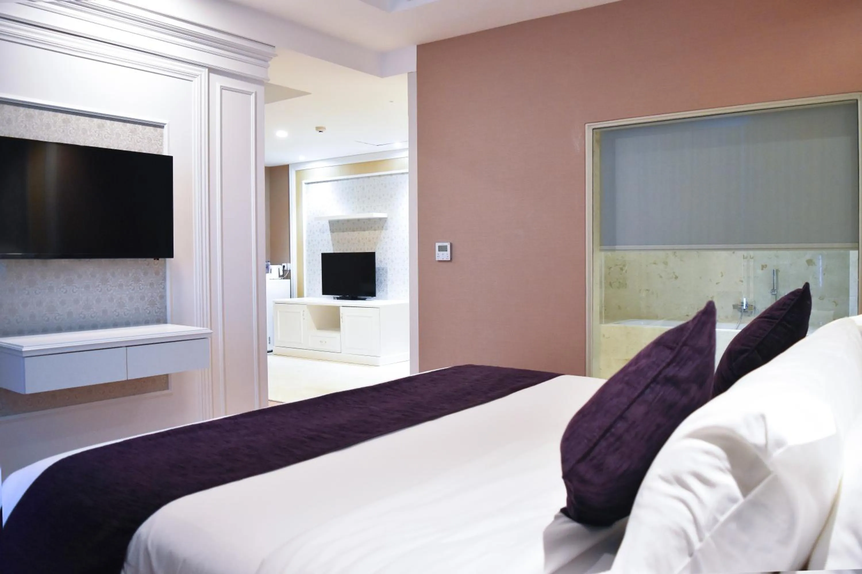 Shower, Bed in Platinum Hotel & Convention Hall Balikpapan