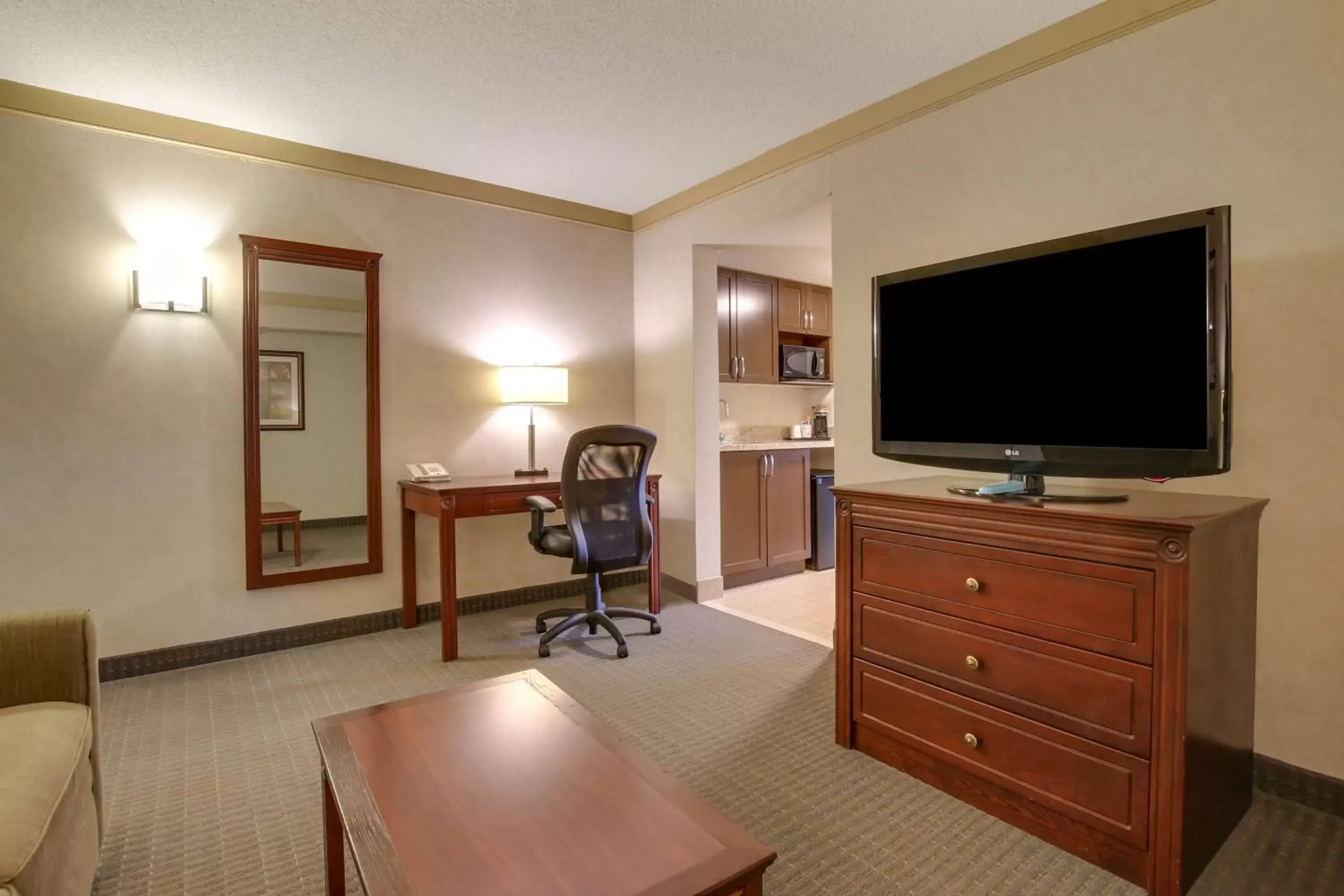 Bedroom, TV/Entertainment Center in Best Western Brantford Hotel and Conference Centre