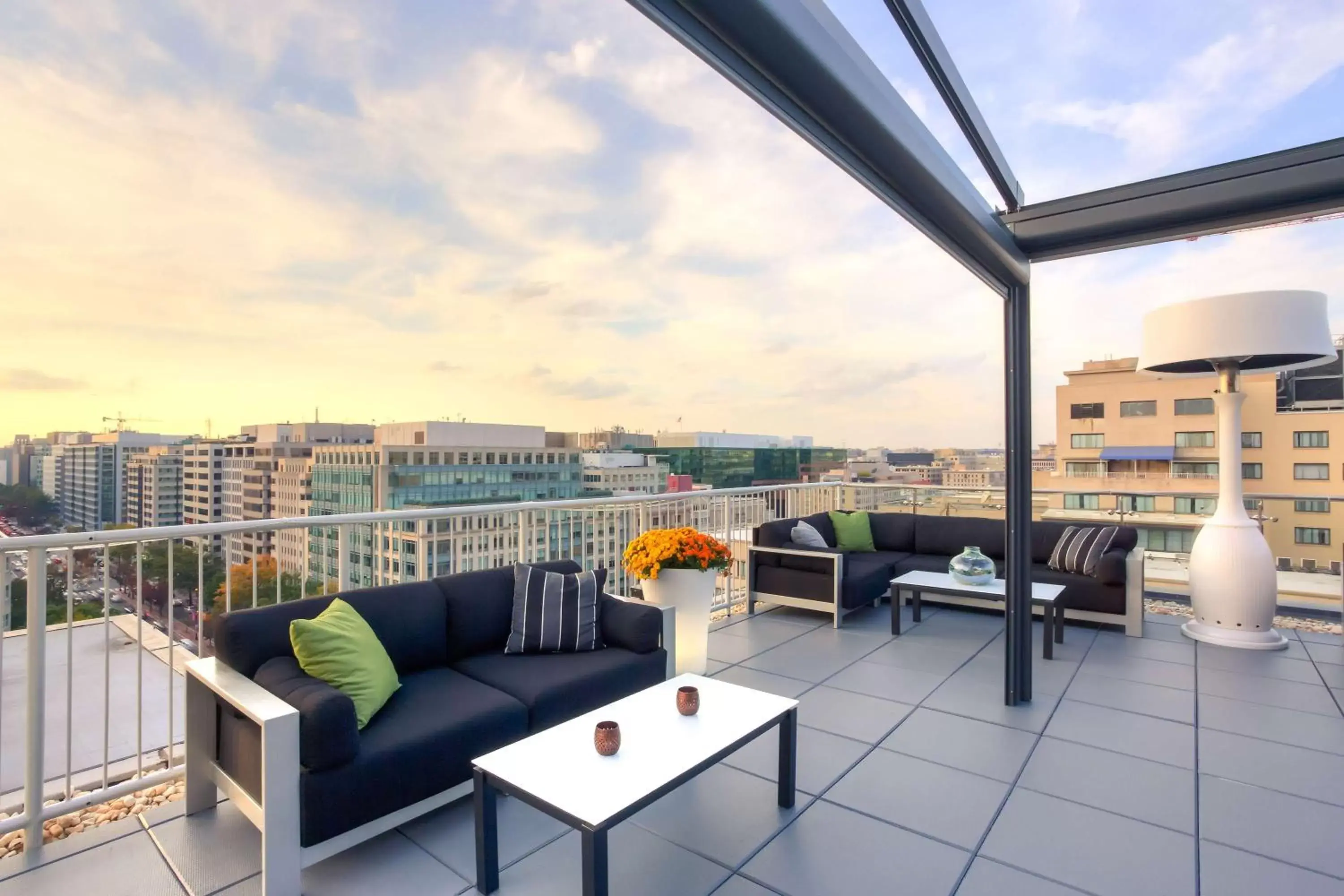 Lounge or bar, Balcony/Terrace in Hyatt Place Washington DC/White House