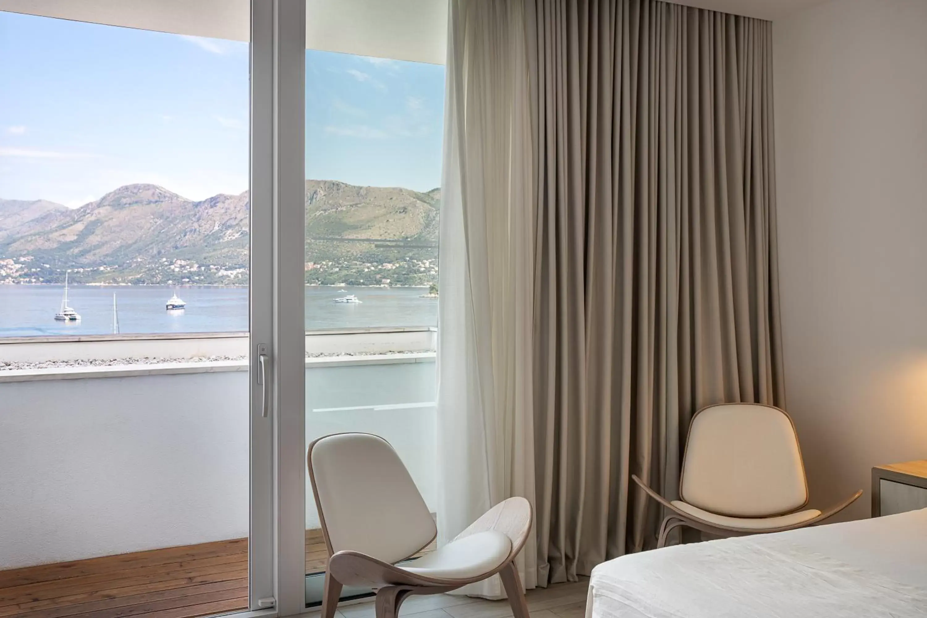 Bedroom, Mountain View in Hotel Cavtat