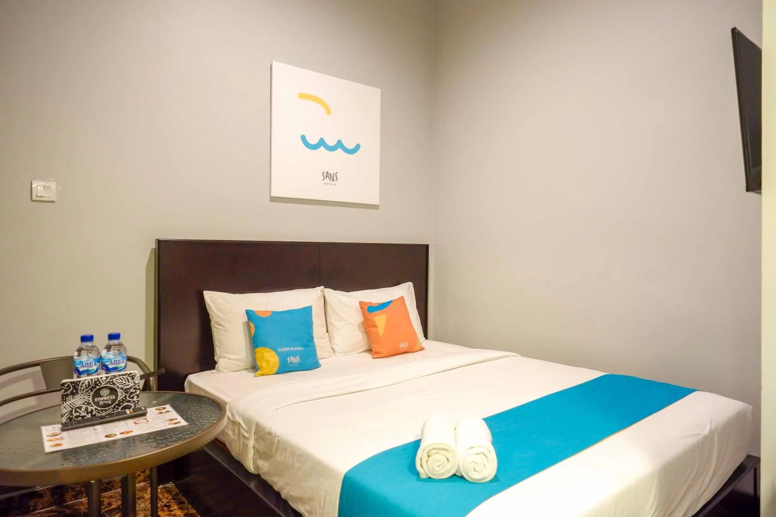 Bedroom, Bed in Sans Hotel Empress Simpang Lima