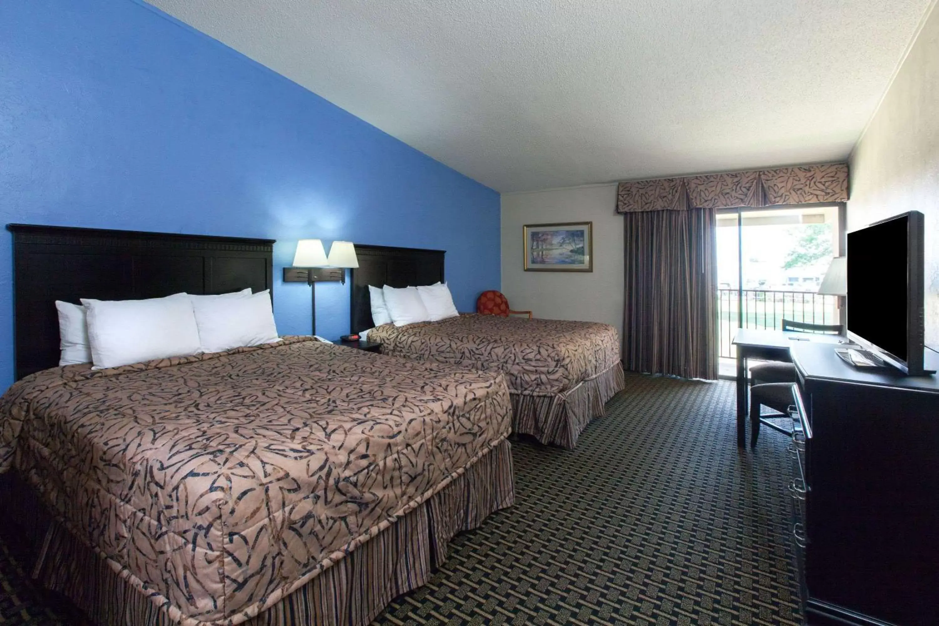 Photo of the whole room, Bed in Days Inn by Wyndham Norman