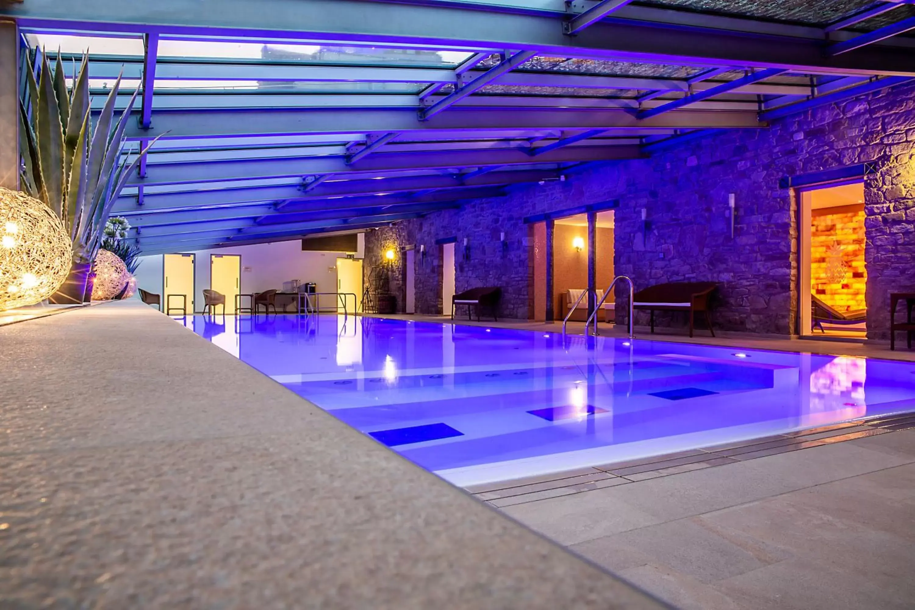 Swimming Pool in Schlosshotel Münchhausen