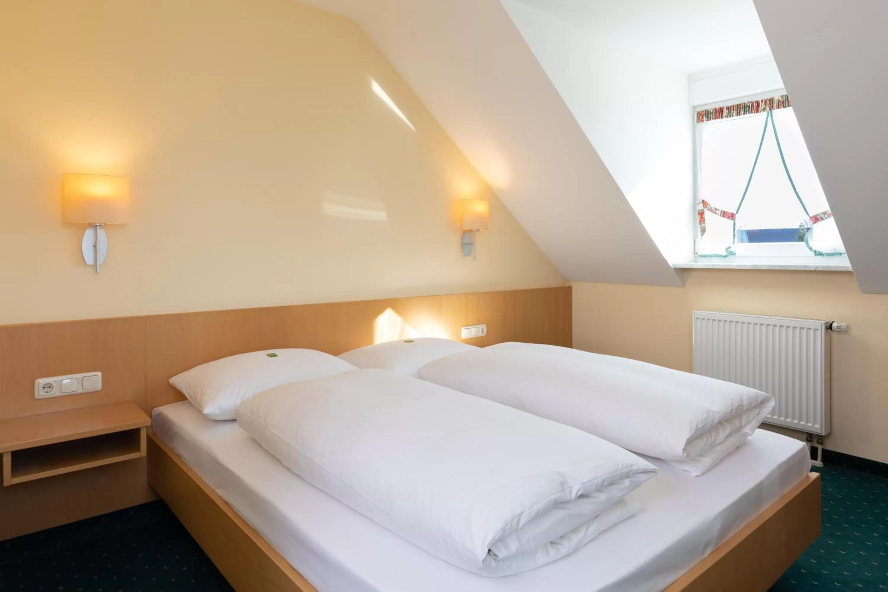 Photo of the whole room, Bed in Landhotel Restaurant Huberhof Allershausen