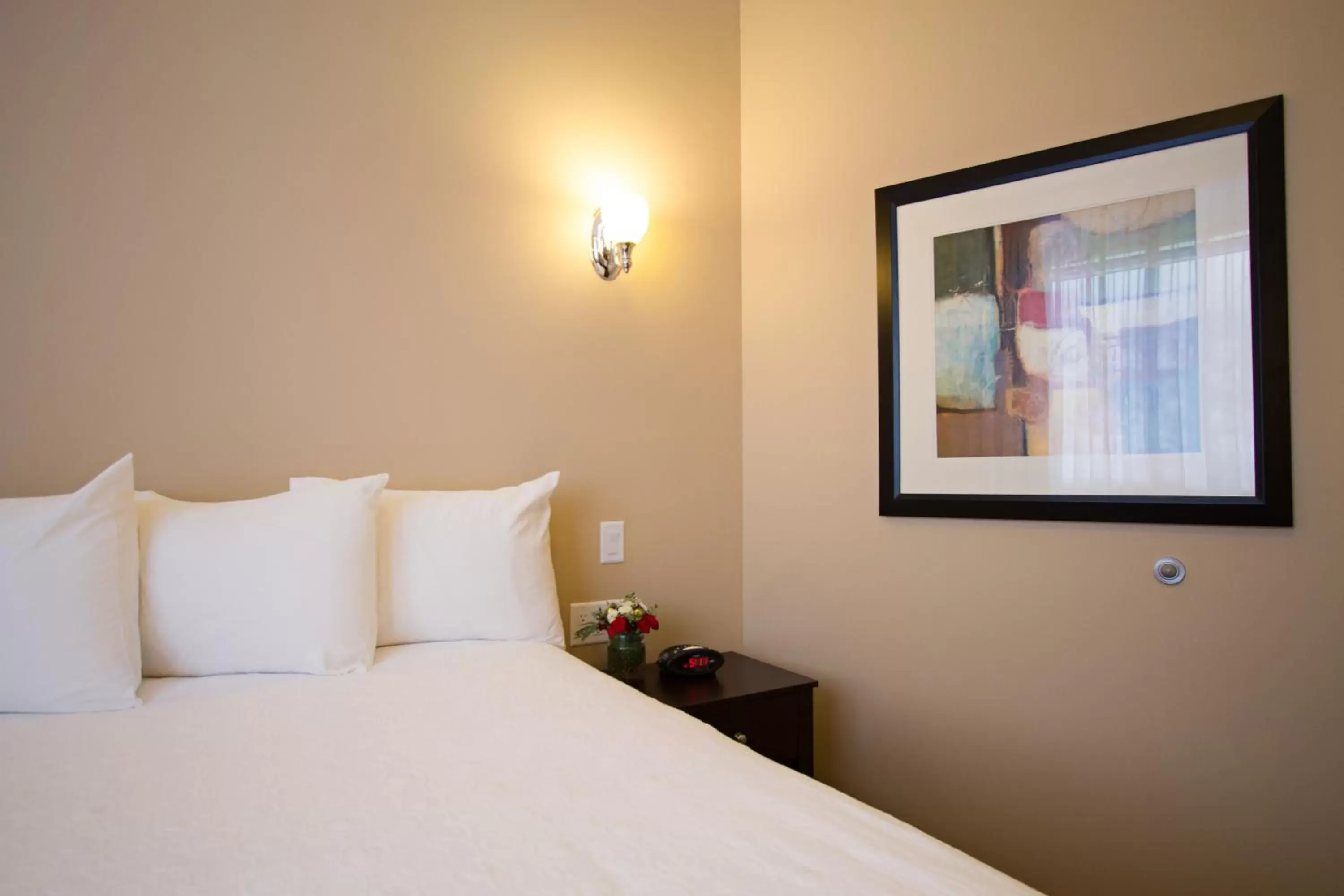 Bed in Glenwood Inn & Suites
