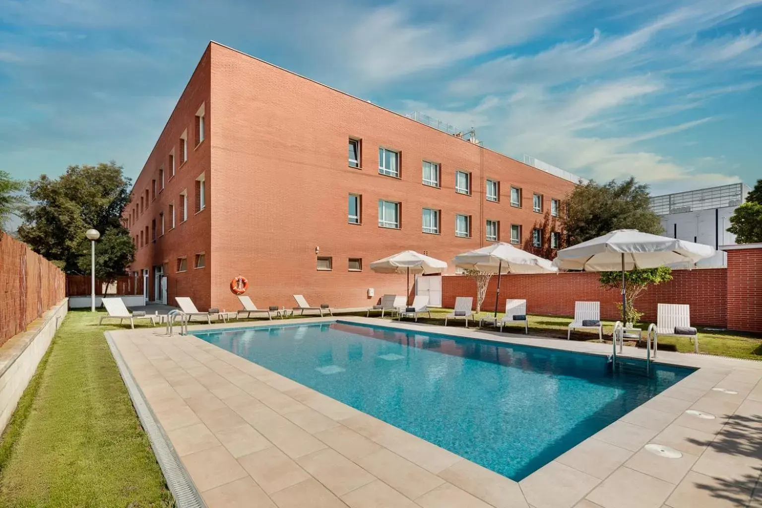 Swimming pool, Property Building in Sercotel Sant Boi