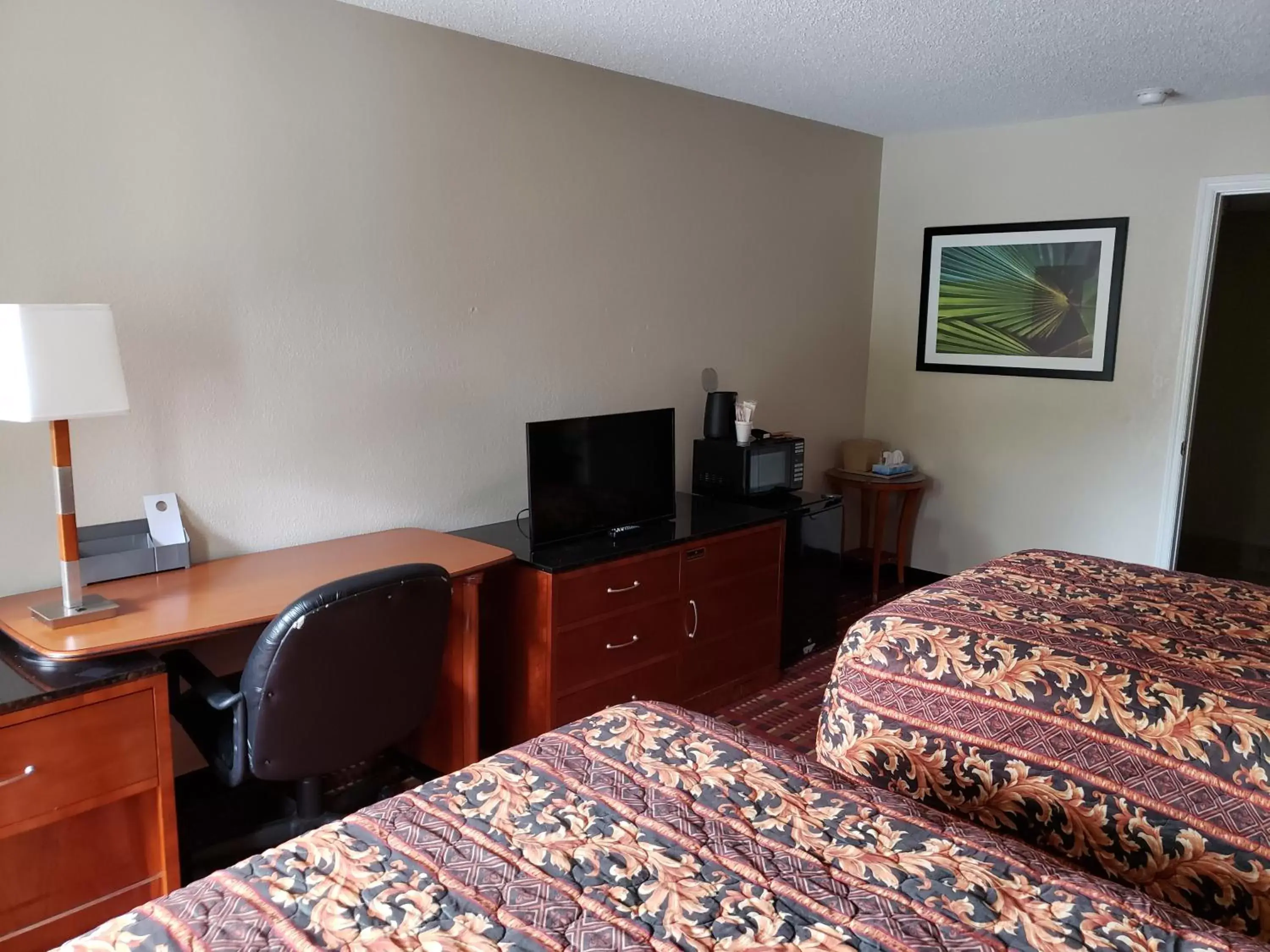 TV and multimedia, Bed in Peach Tree Inn