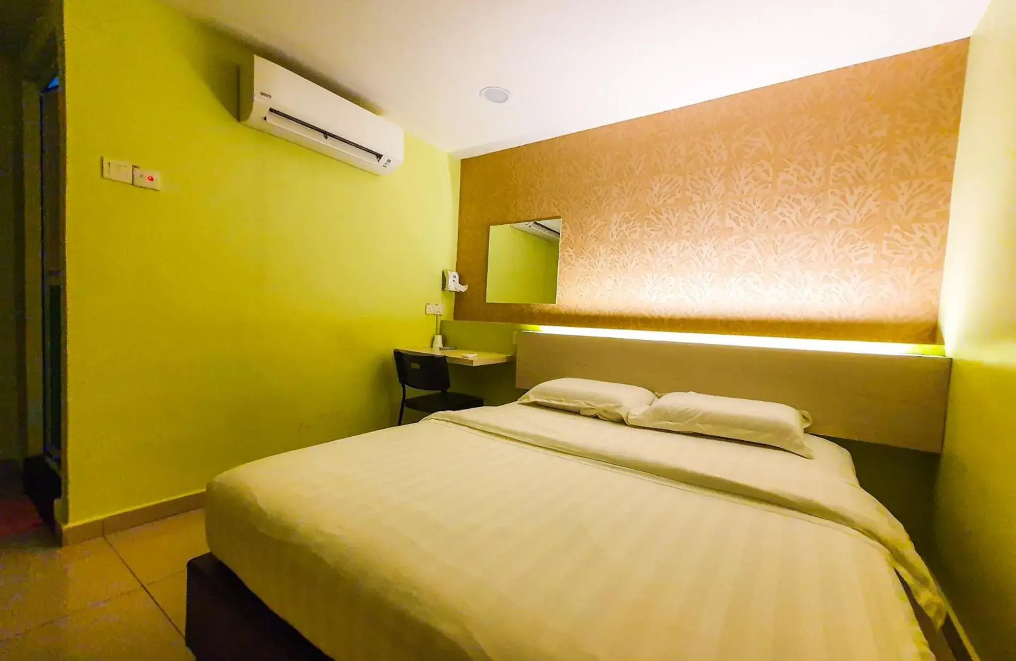 Photo of the whole room, Bed in De UPTOWN Hotel @ Damansara Uptown