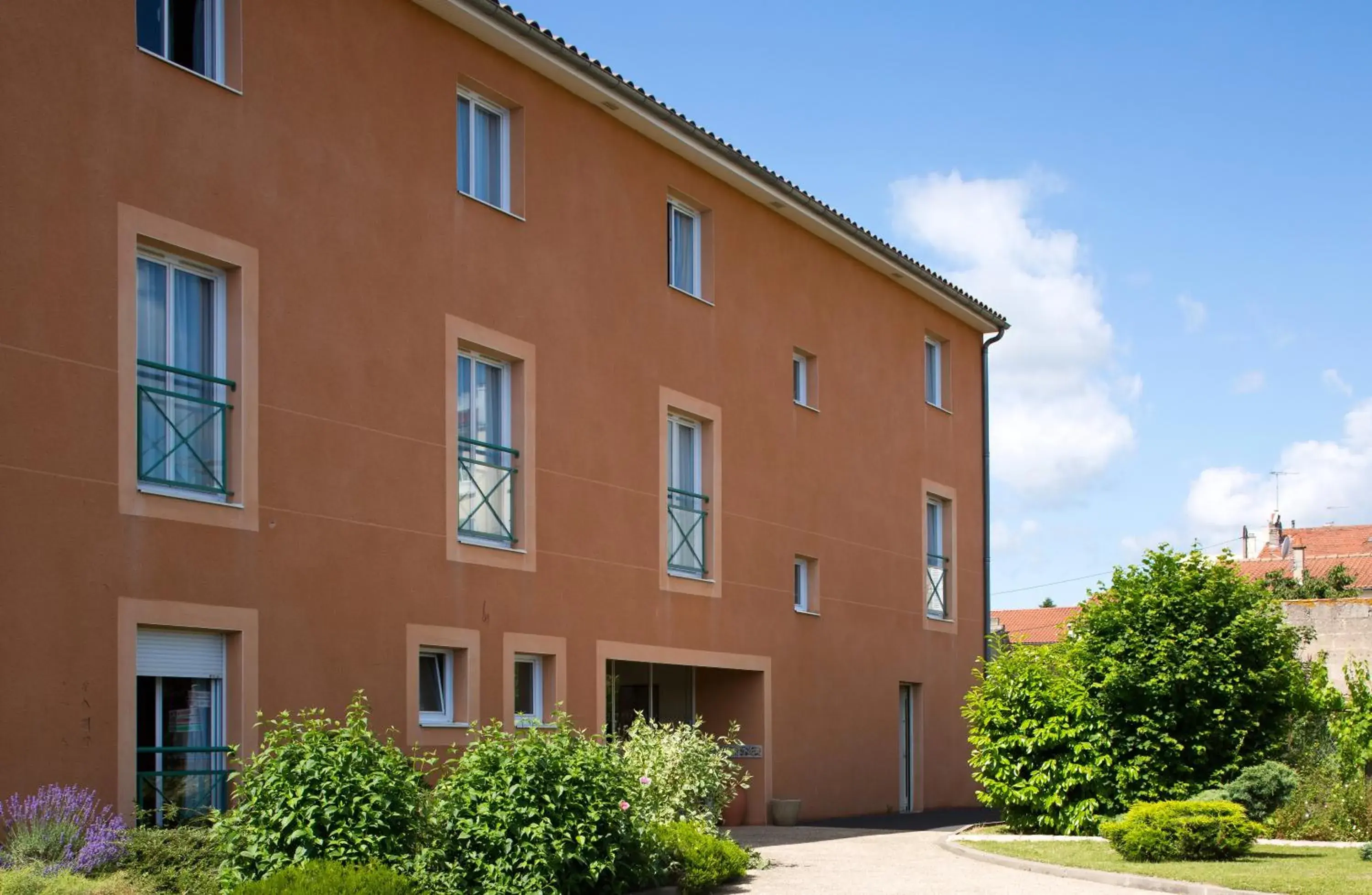 Facade/Entrance in The Originals Boutique, Hotel Le Pariou, Issoire (Qualys-Hotel)