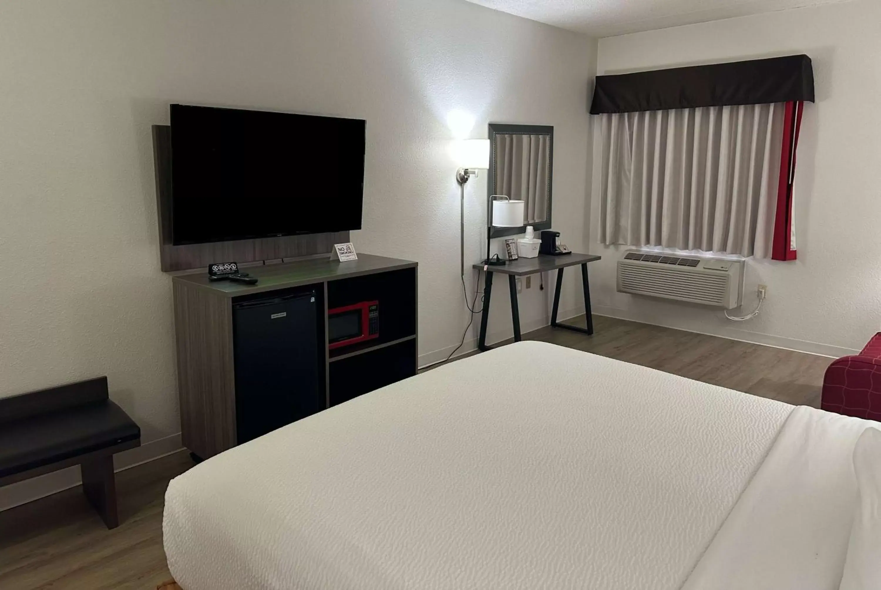 Photo of the whole room, TV/Entertainment Center in Ramada by Wyndham Bolingbrook Photo of the whole room, TV/Entertainment Center in Ramada by Wyndham Bolingbrook