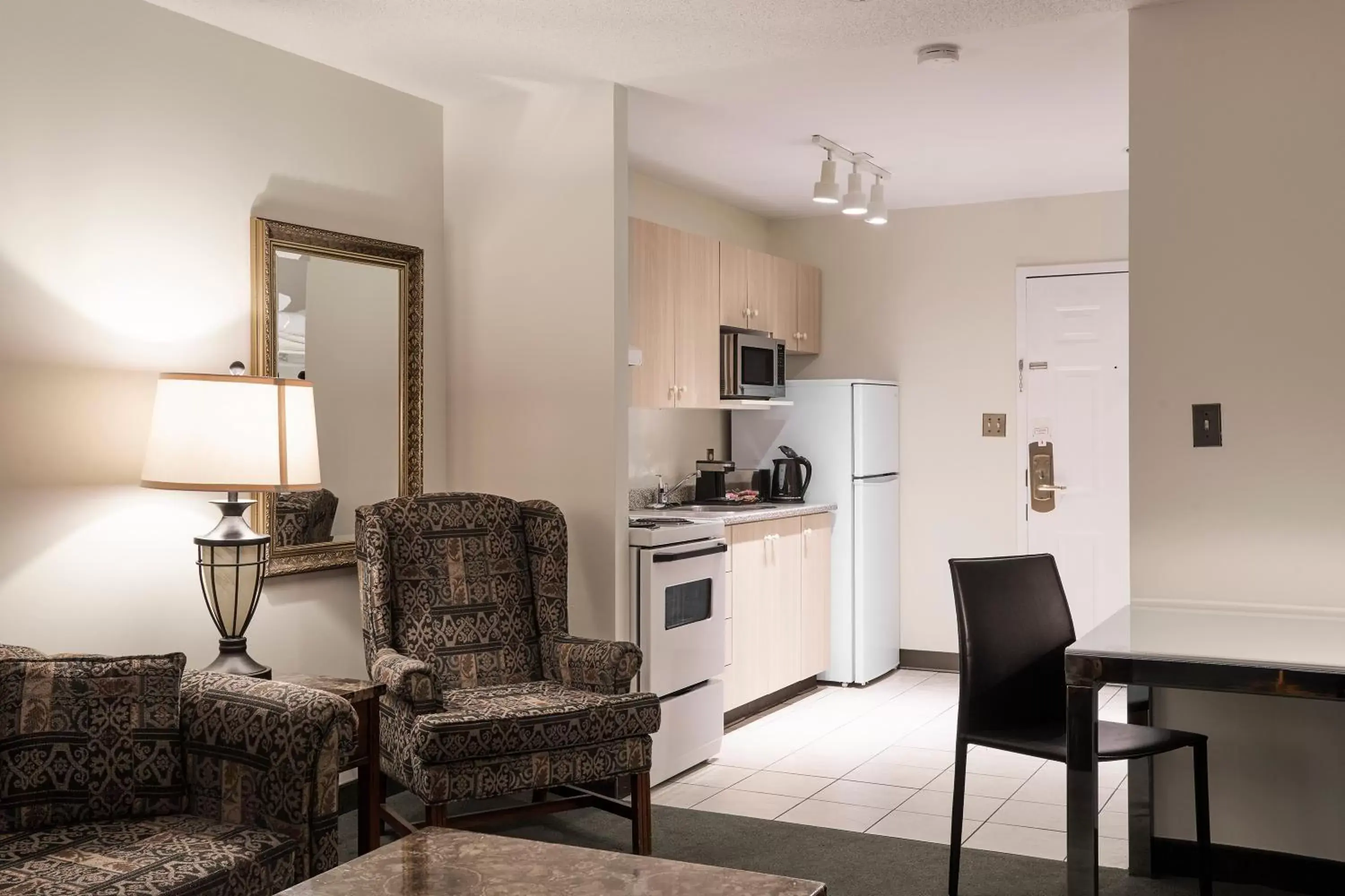 Kitchen or kitchenette, Seating Area in The Business Inn