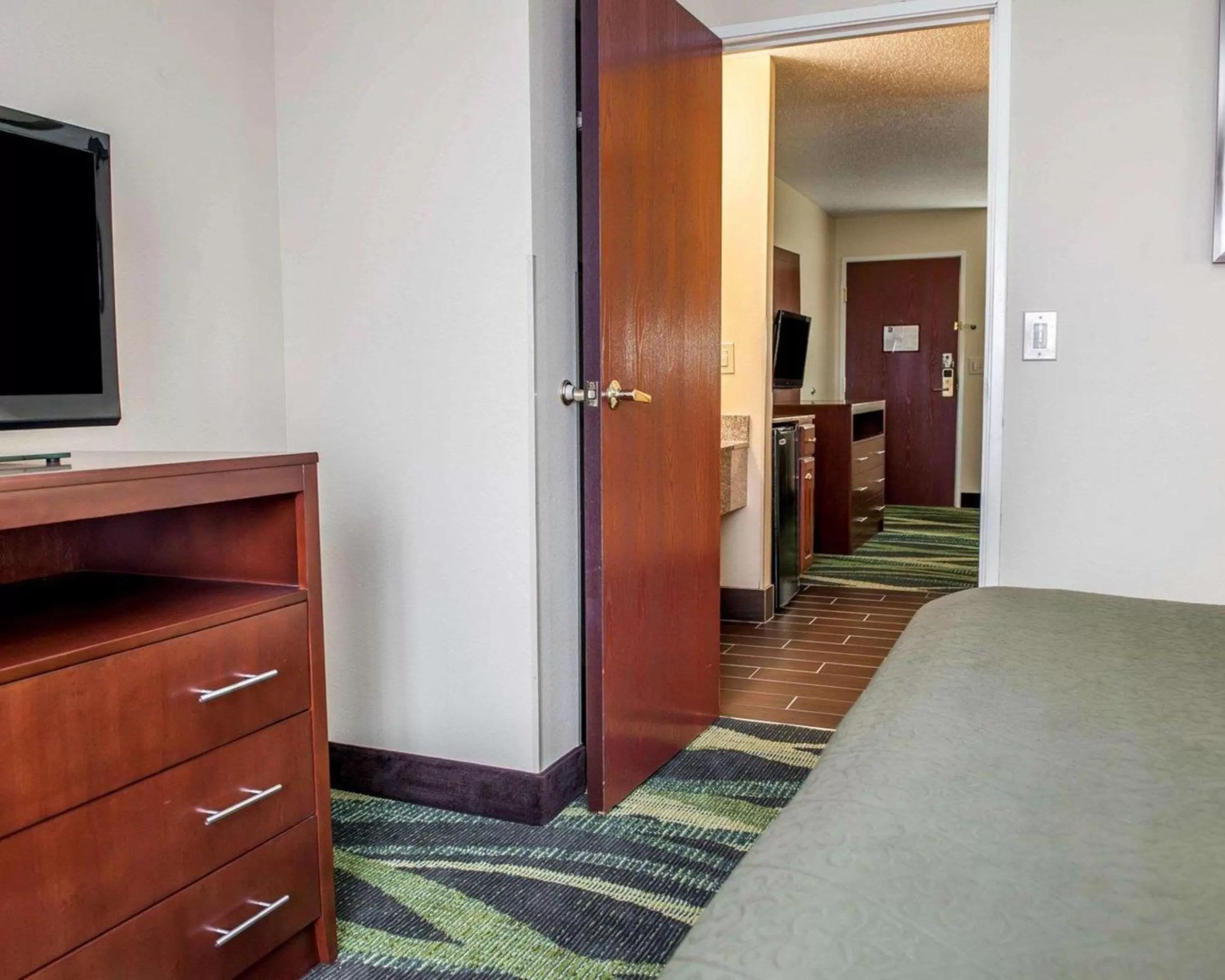 Photo of the whole room, TV/Entertainment Center in Quality Inn & Suites South Bend Airport