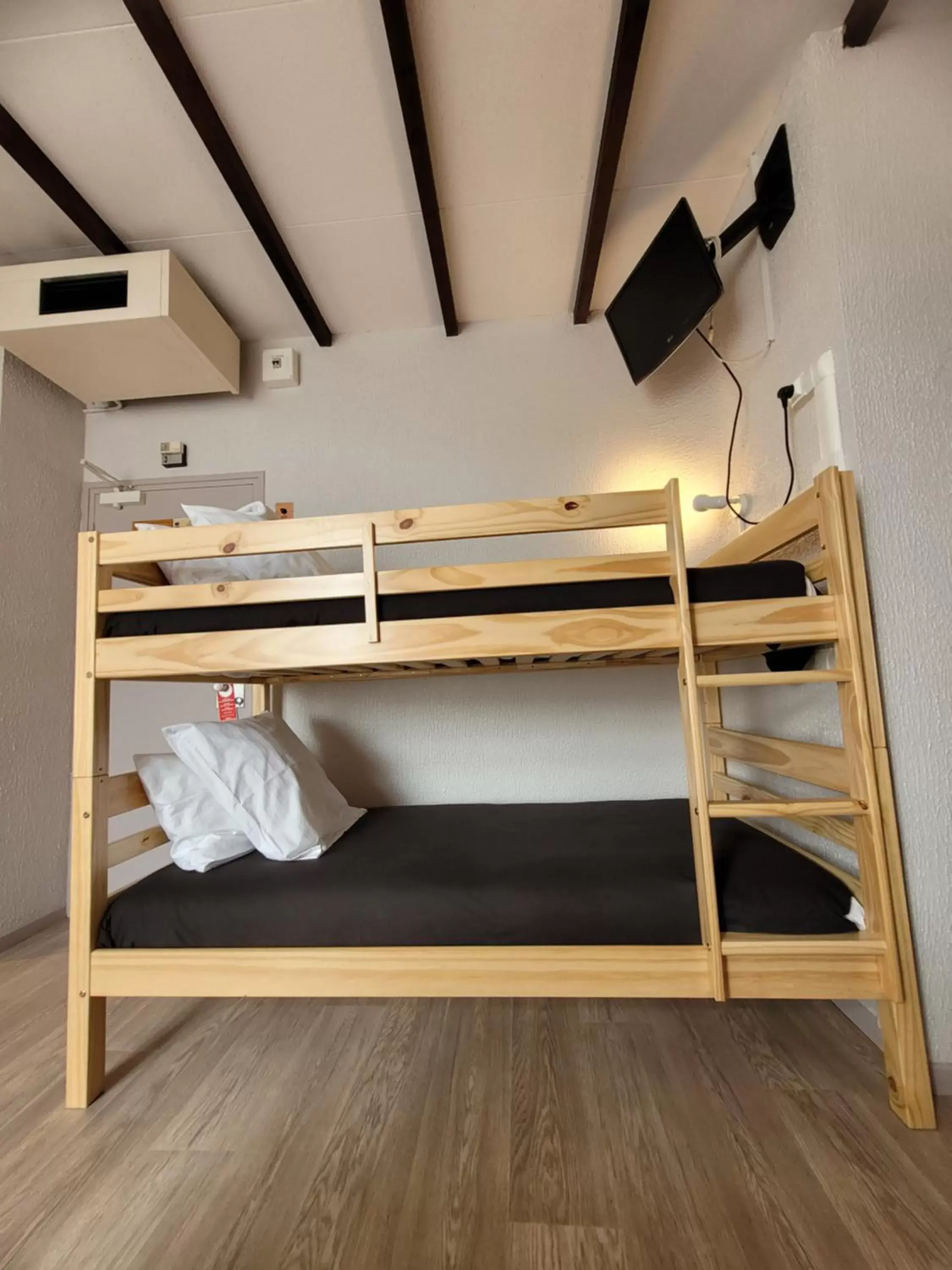 TV and multimedia, Bunk Bed in Hotel Aragon