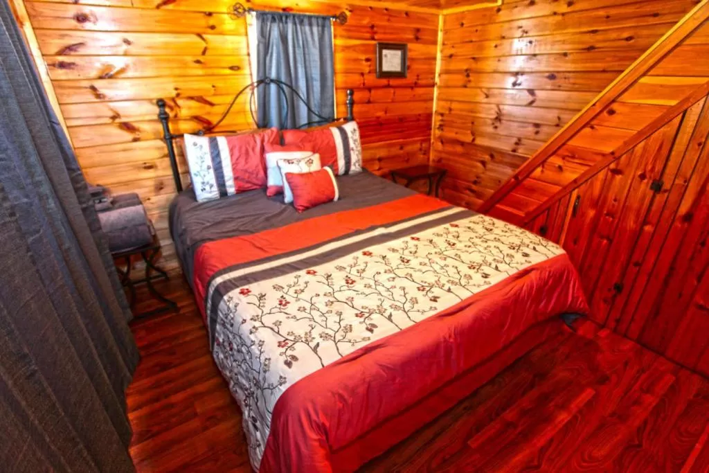 Bedroom, Bed in Diamonds Old West