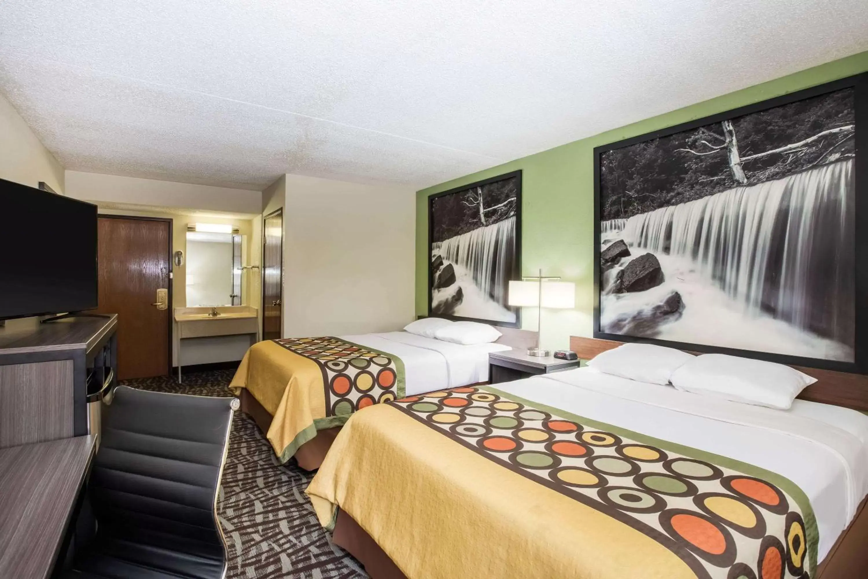 Photo of the whole room, Bed in Super 8 by Wyndham Wichita East