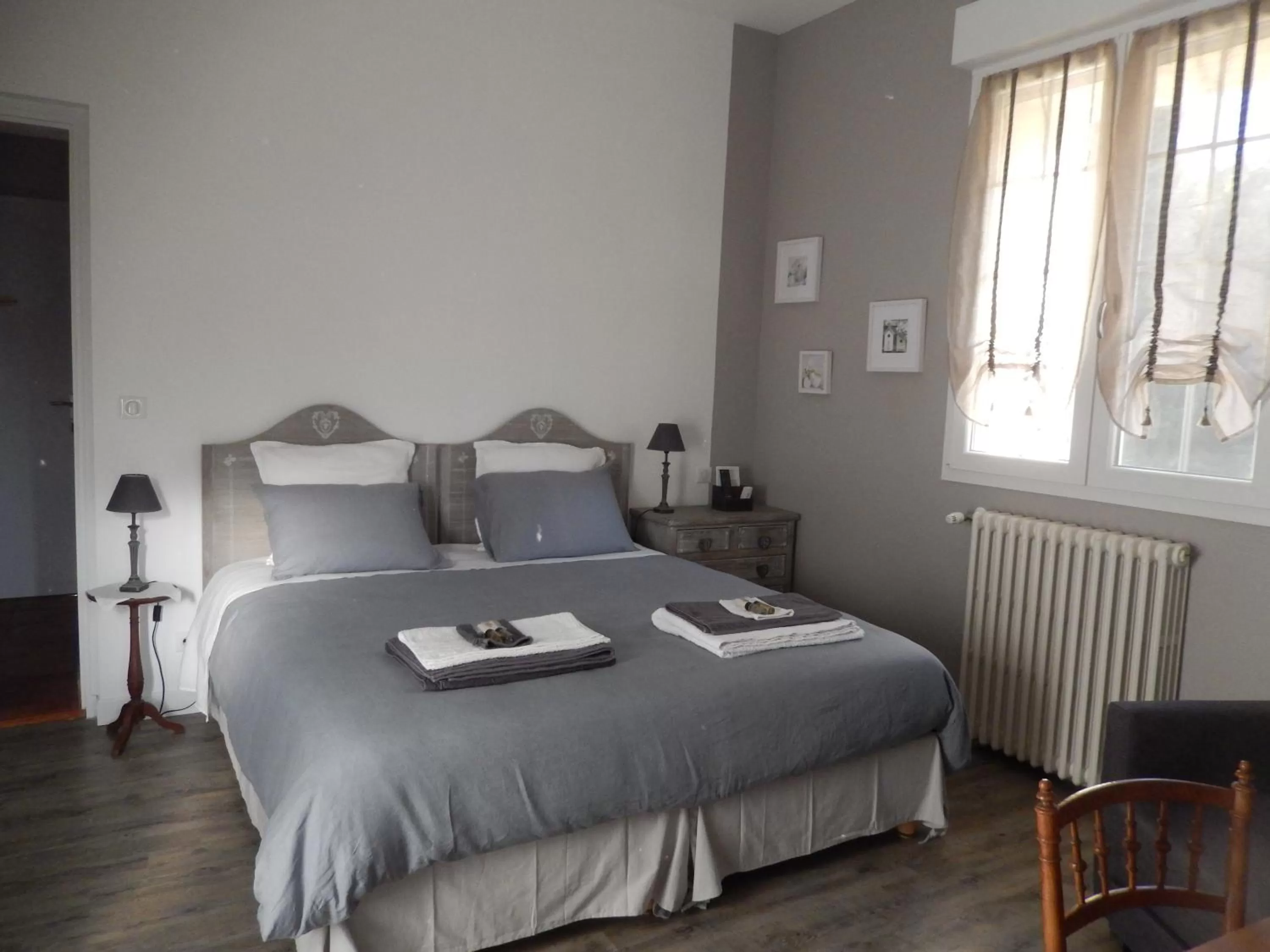 Photo of the whole room, Bed in Domaine verte vallée