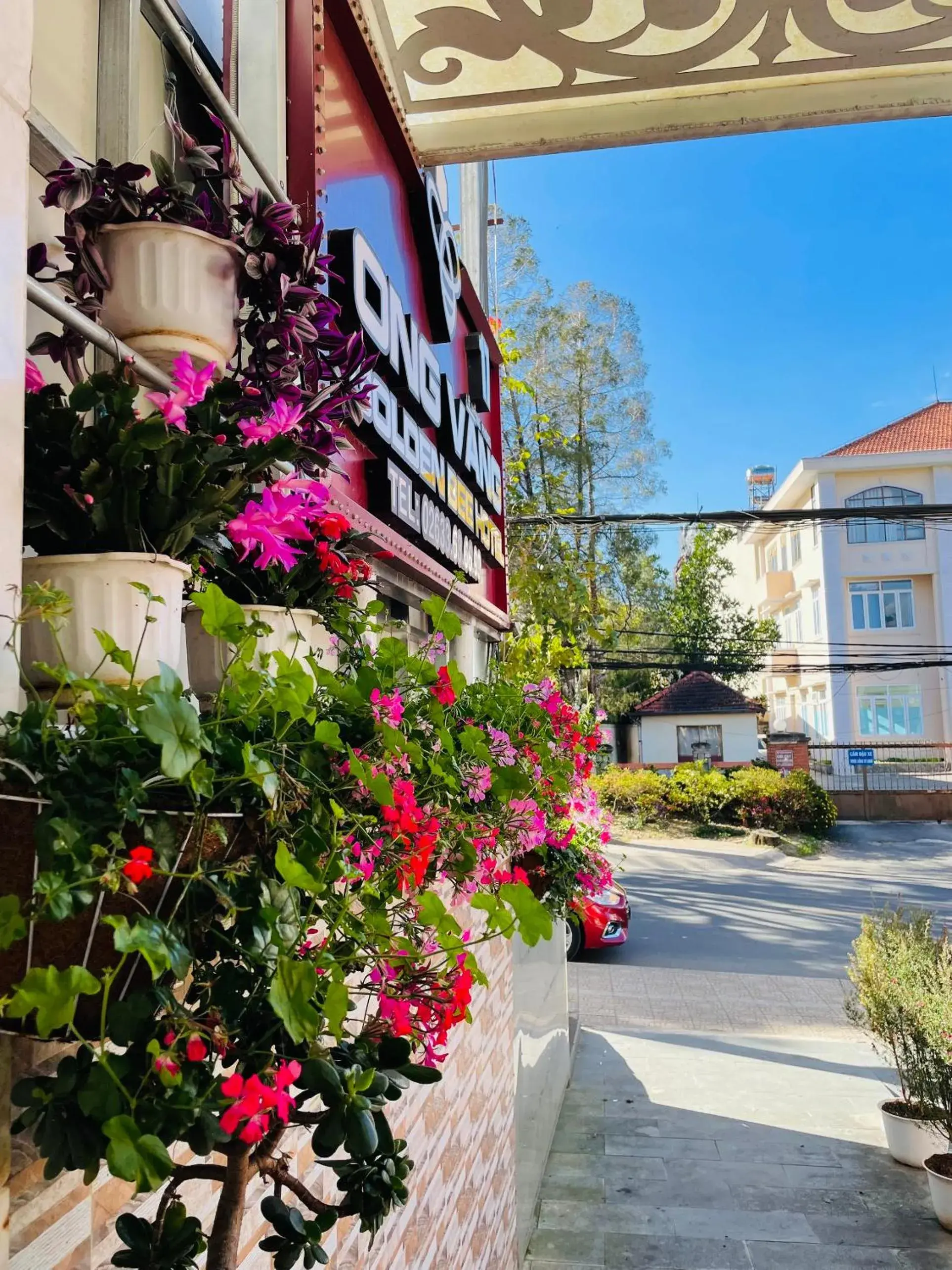 Facade/entrance in Golden Bee Hotel