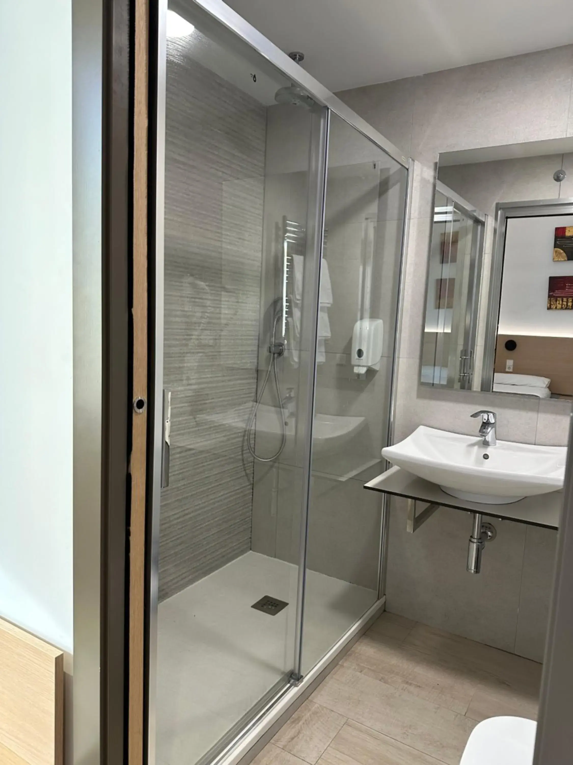 Shower, Bathroom in Hostal Abadia Madrid