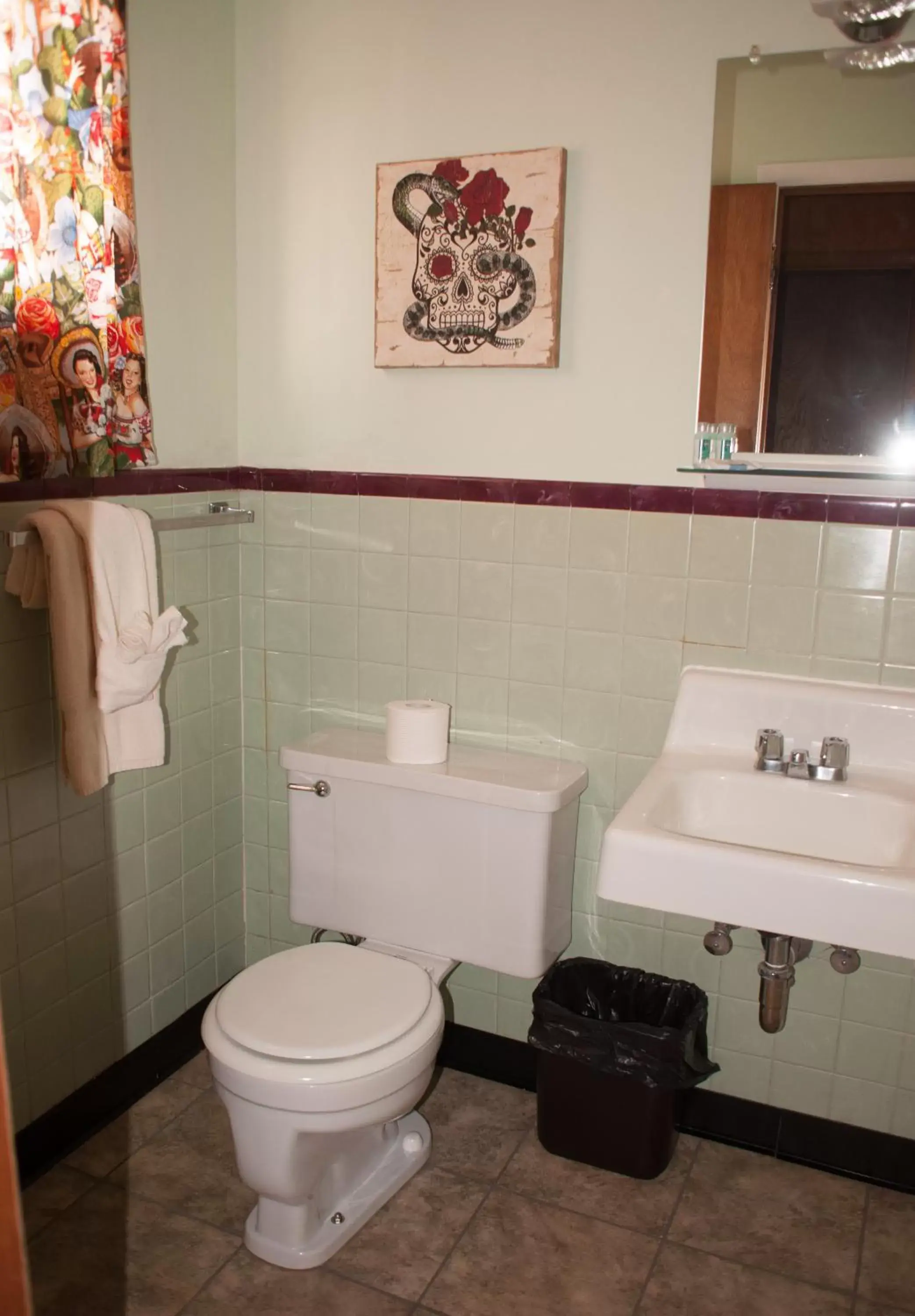 Bathroom in Raton Pass Motor Inn