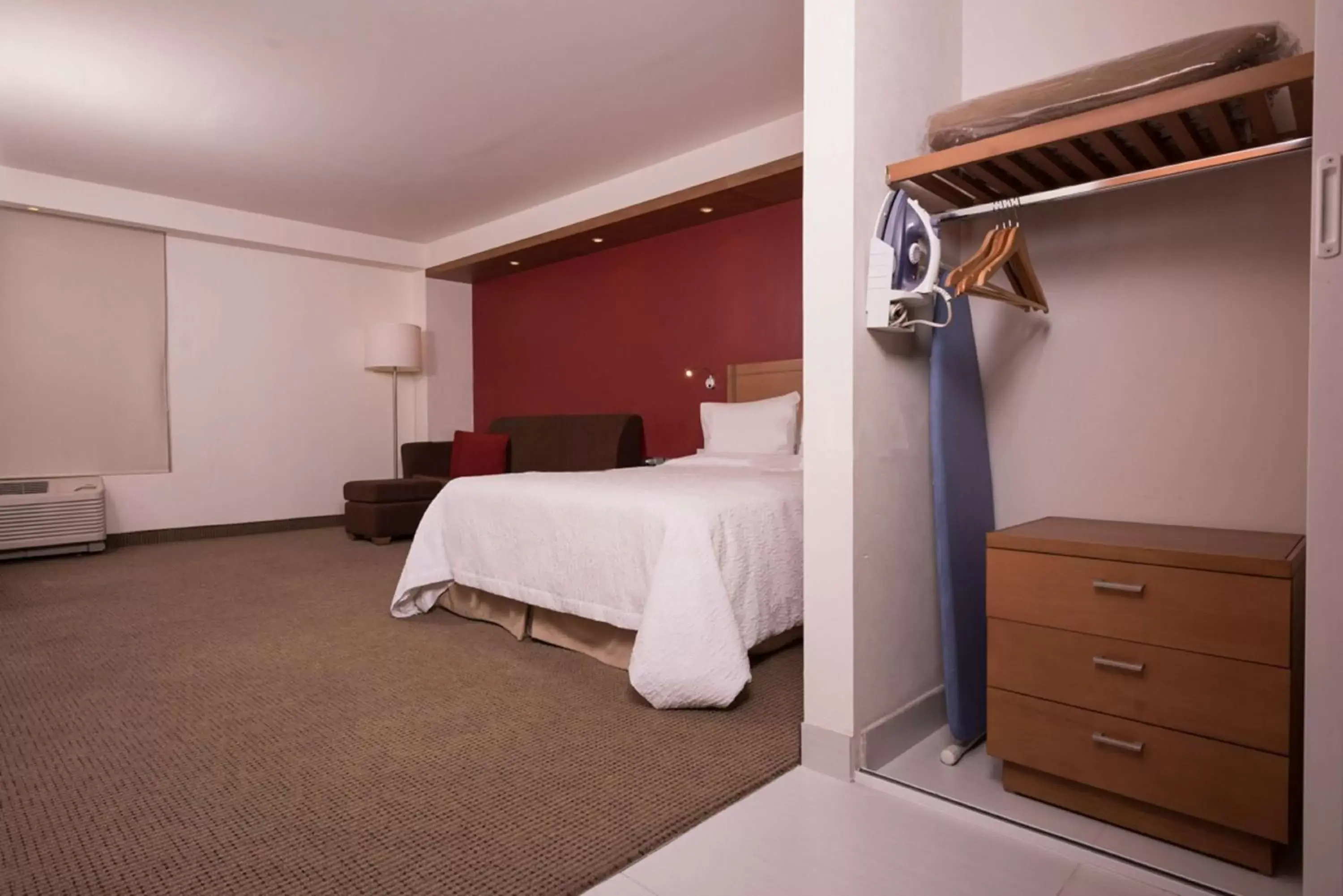 Living room, Bed in Hampton by Hilton Guadalajara Expo