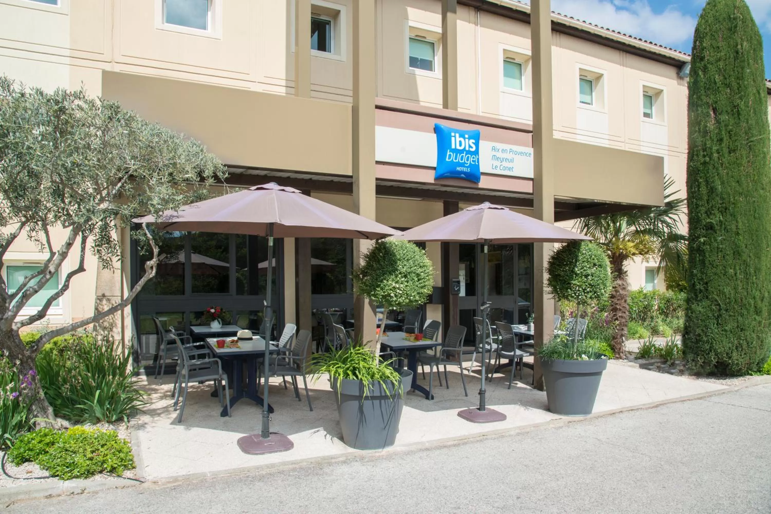 Patio in IBIS Budget Aix en Provence Est Le Canet