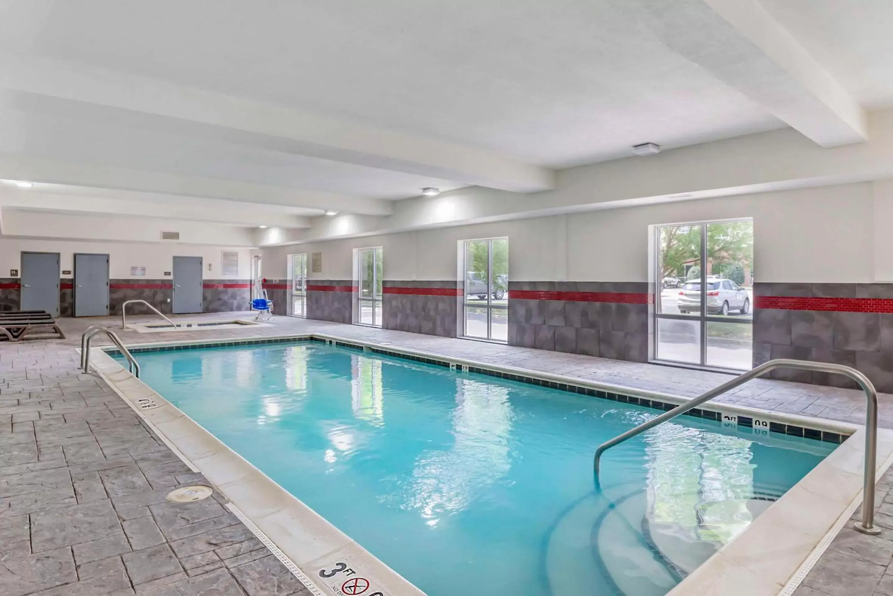 Swimming Pool in Comfort Suites at Virginia Center Commons