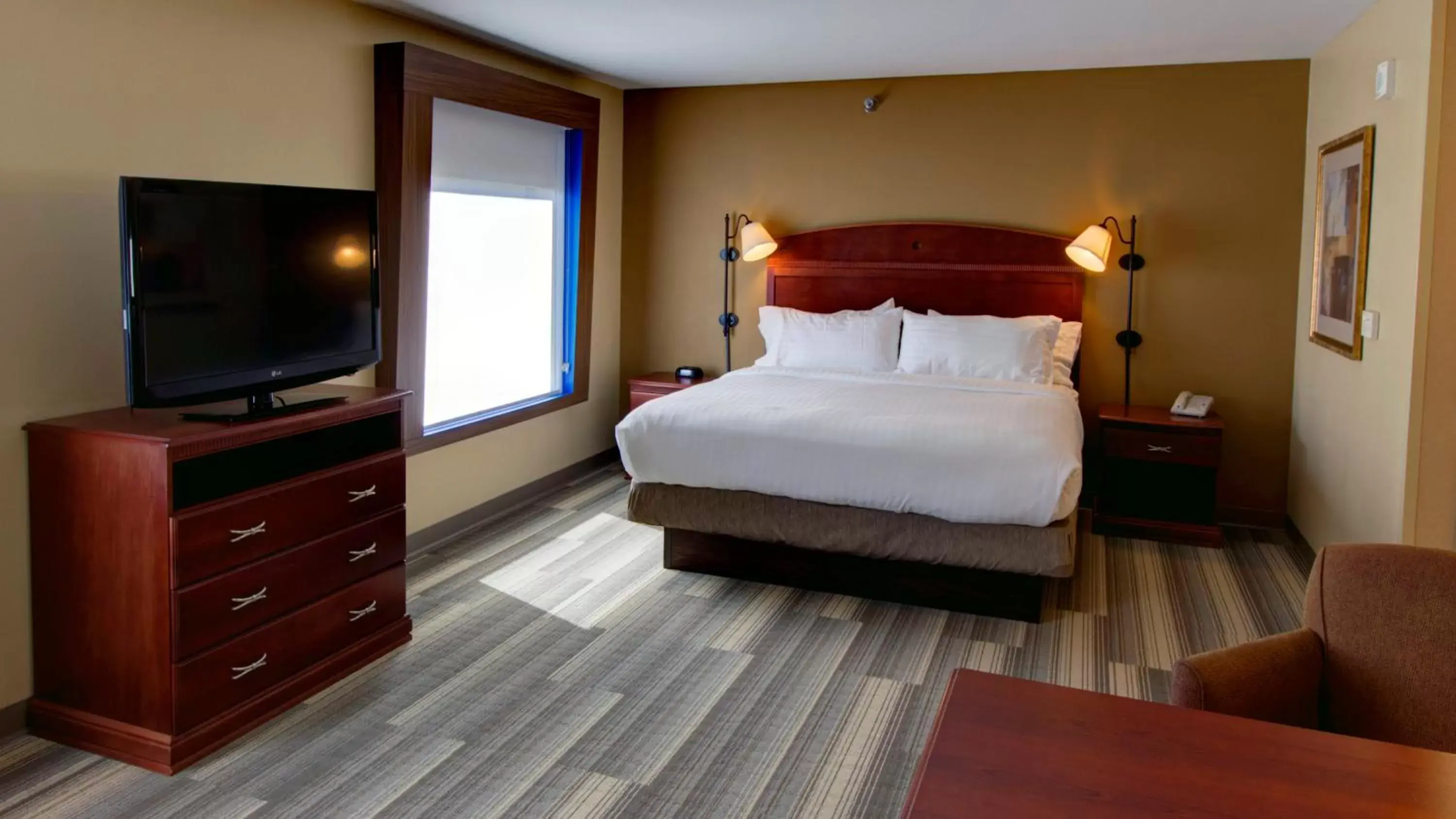 Photo of the whole room, Bed in Holiday Inn Express & Suites Sioux City-South, an IHG Hotel