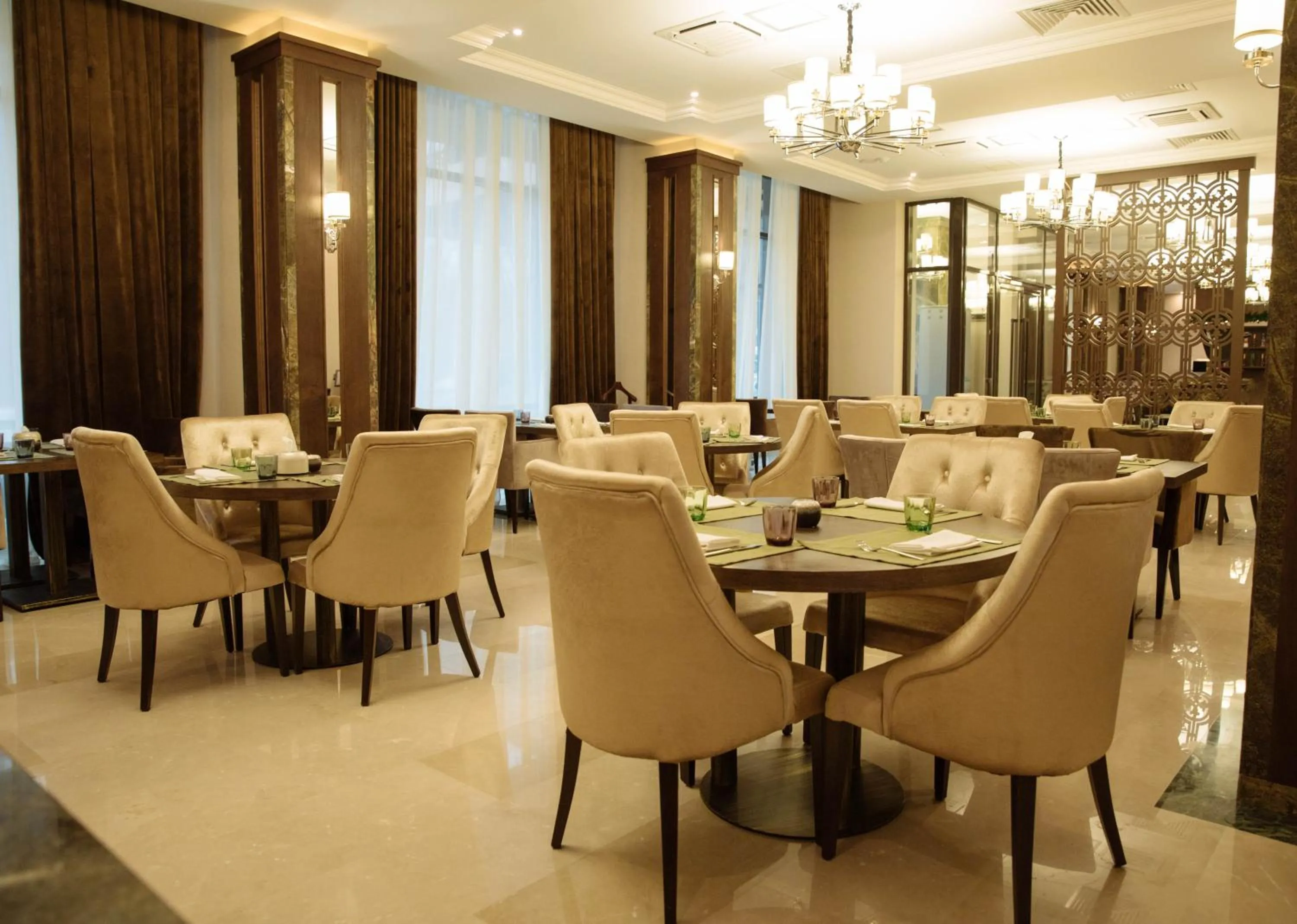 Restaurant/places to eat in Garden Park Inn