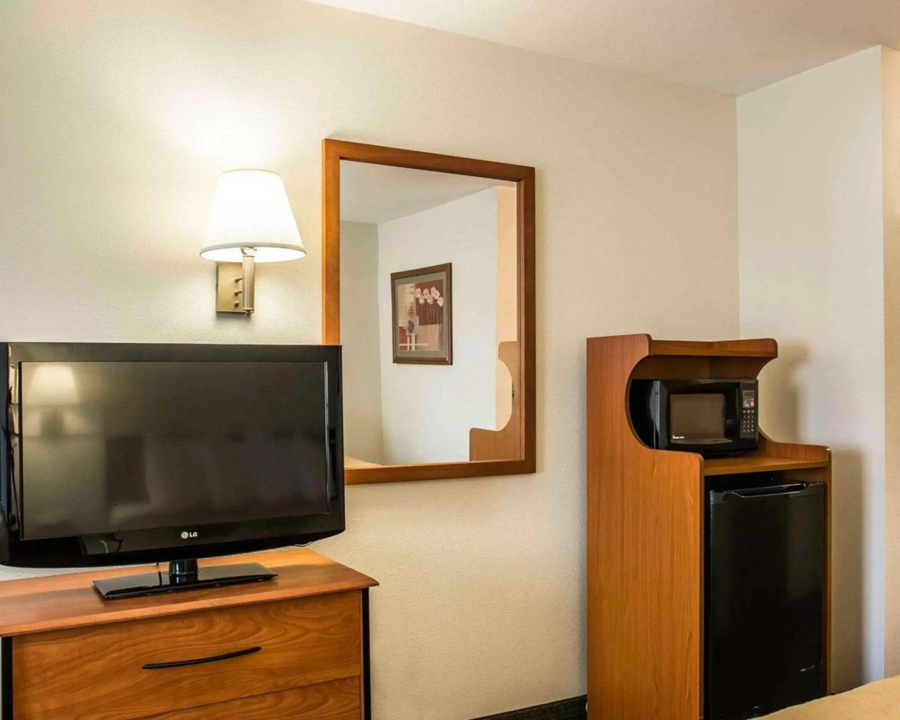 Photo of the whole room, TV/Entertainment Center in Quality Inn Durand