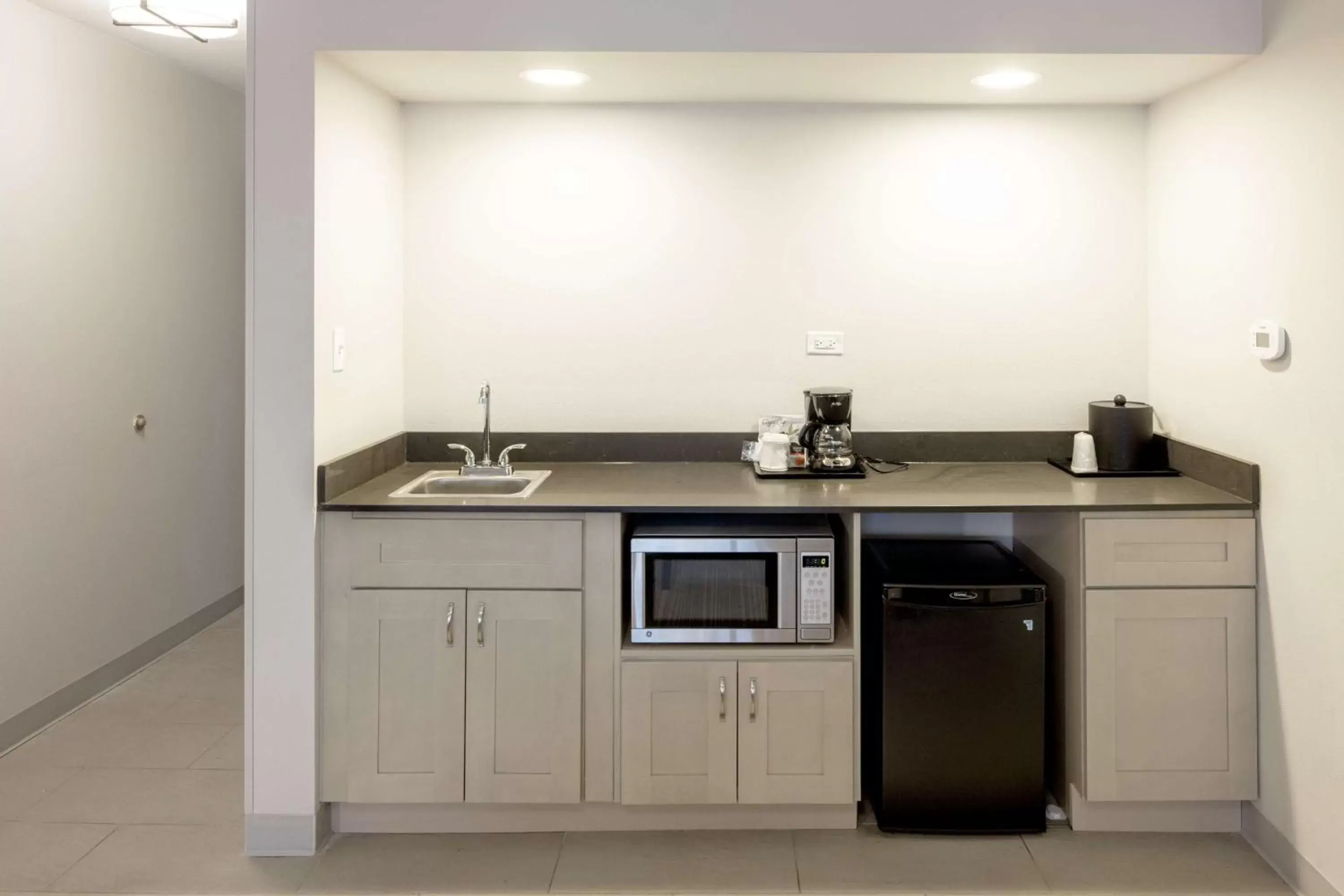 Photo of the whole room, Kitchen/Kitchenette in Country Inn & Suites by Radisson, Tinley Park, IL