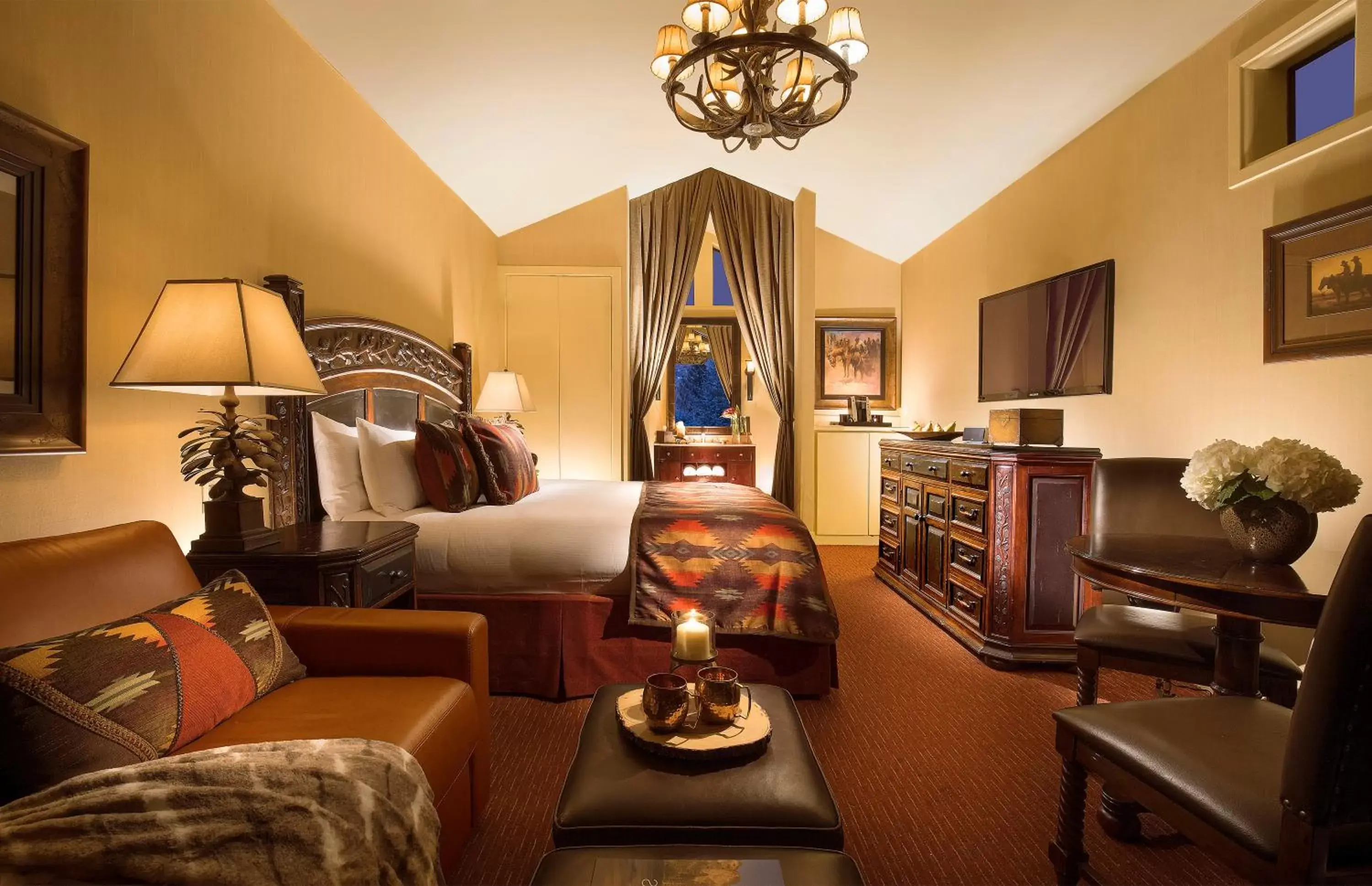 Bed, Seating Area in Rustic Inn Creekside