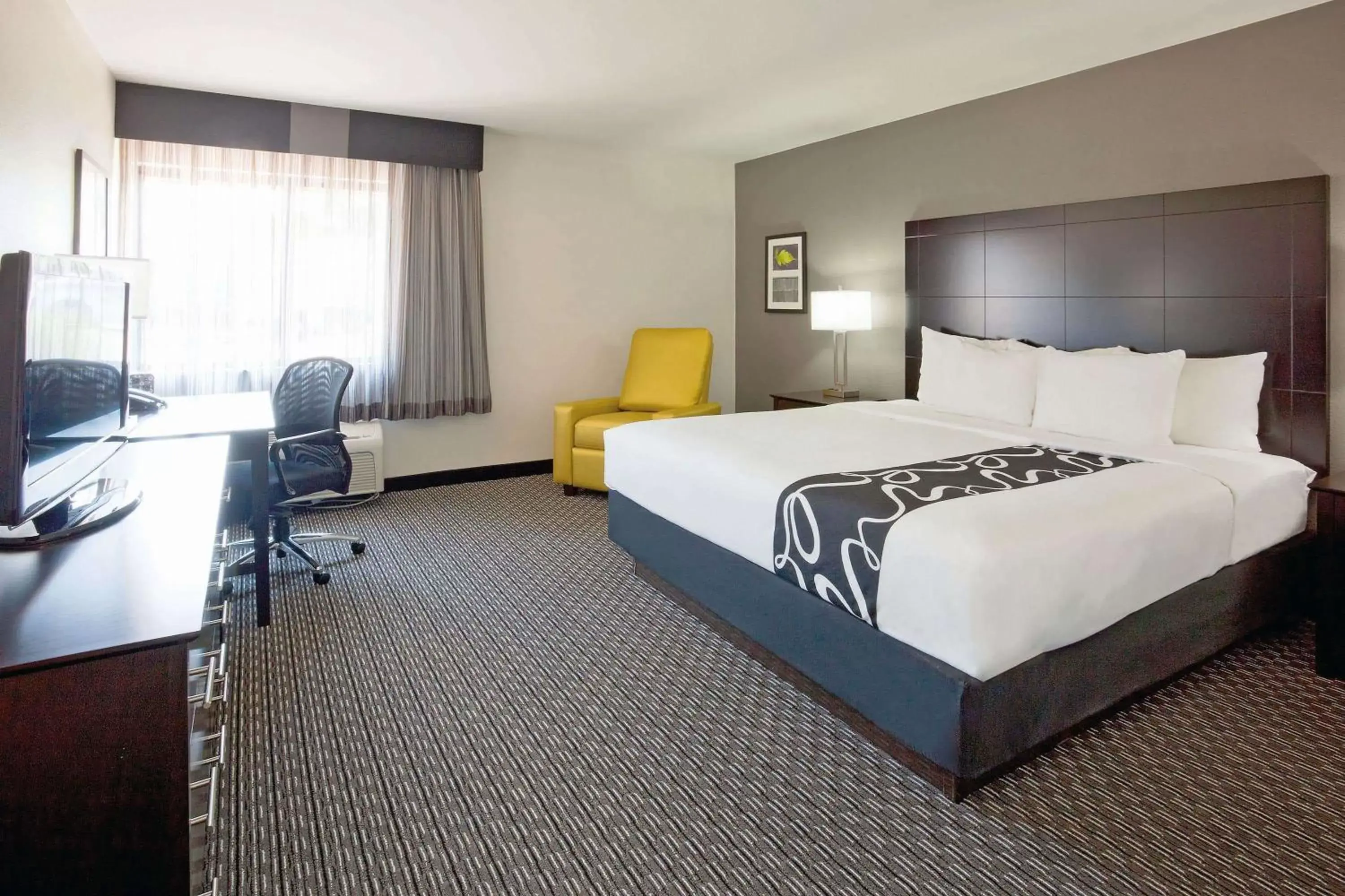 Photo of the whole room, Bed in La Quinta Inn by Wyndham Oshkosh
