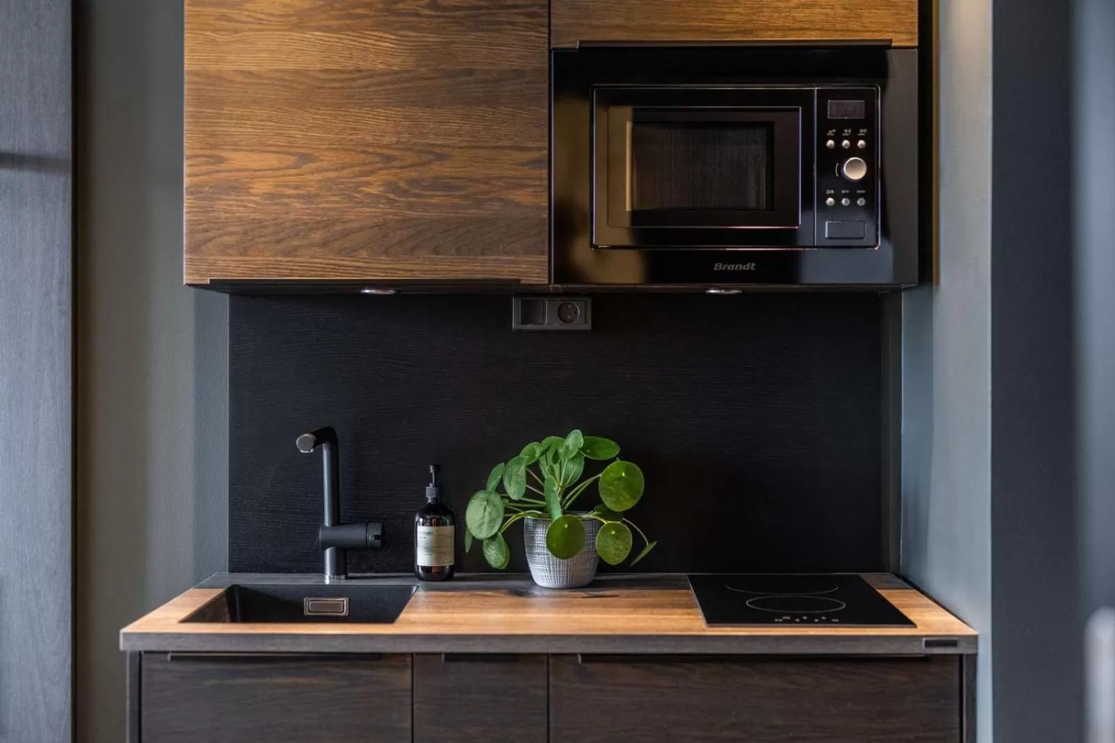 Kitchen or kitchenette in Peak 12 Hotel