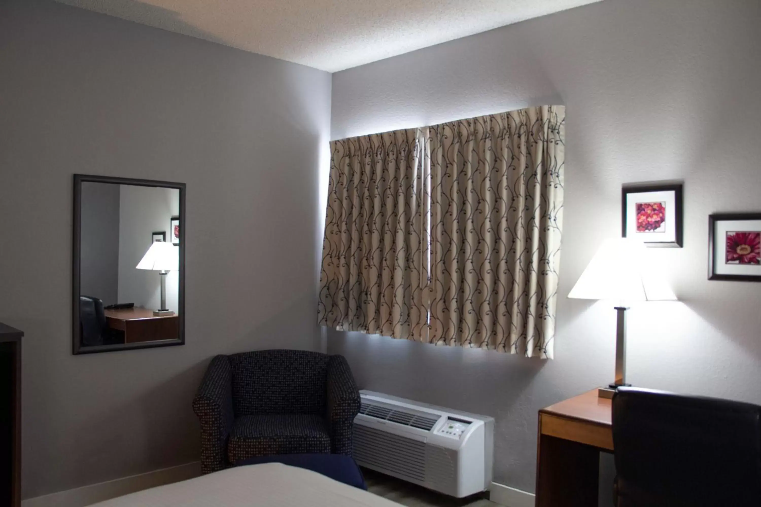 Bedroom, Seating Area in New Victorian Inn - Sioux City